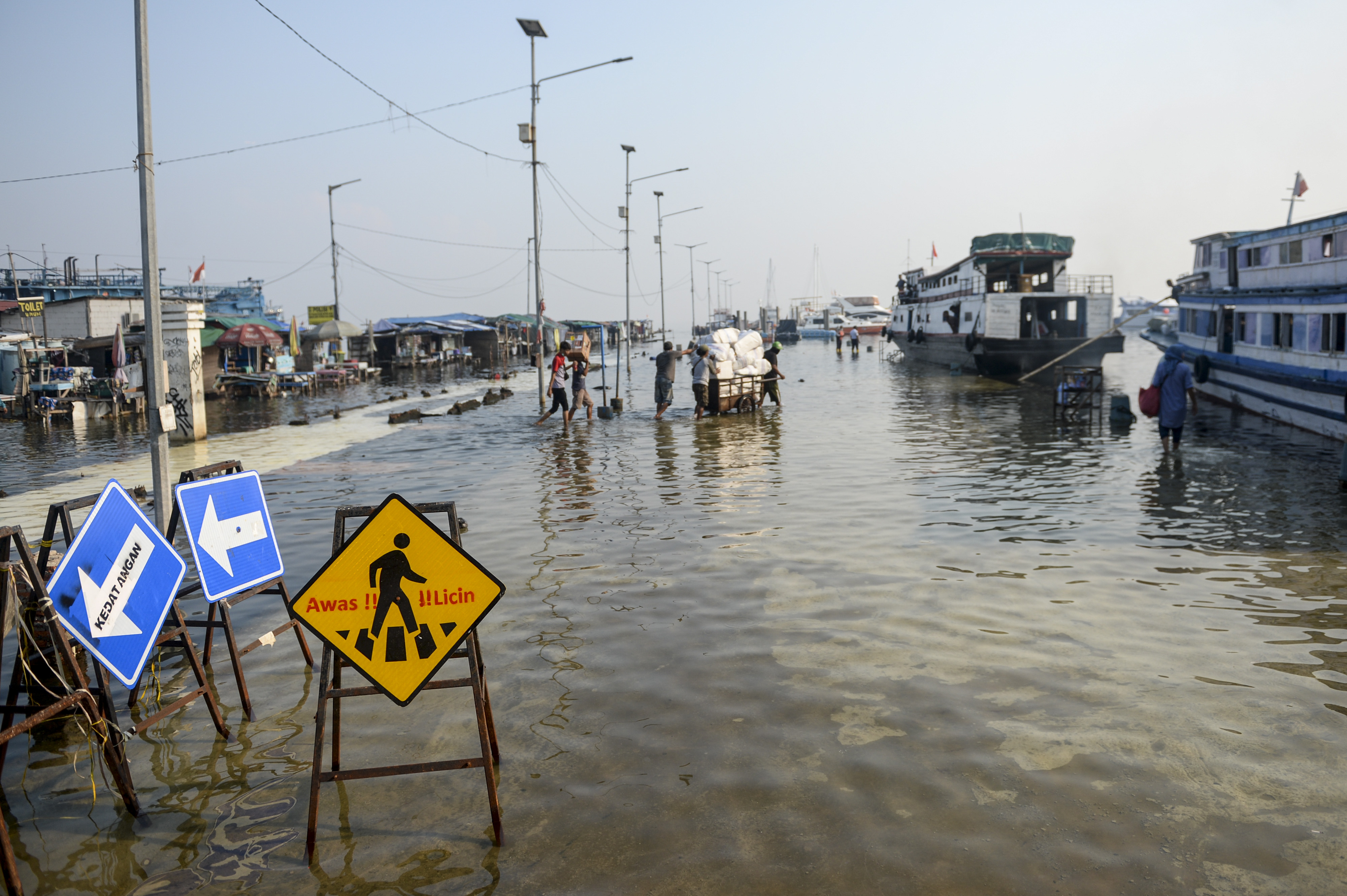 Potret banjir rob yang melanda wilayah Pelabuhan Kali Adem, Muara Angke, Jakarta.