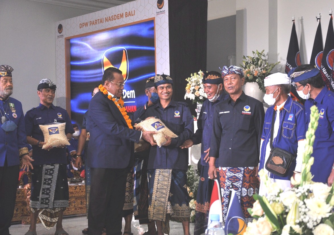 Penyerahan bibit kedelai untuk petani Bali.