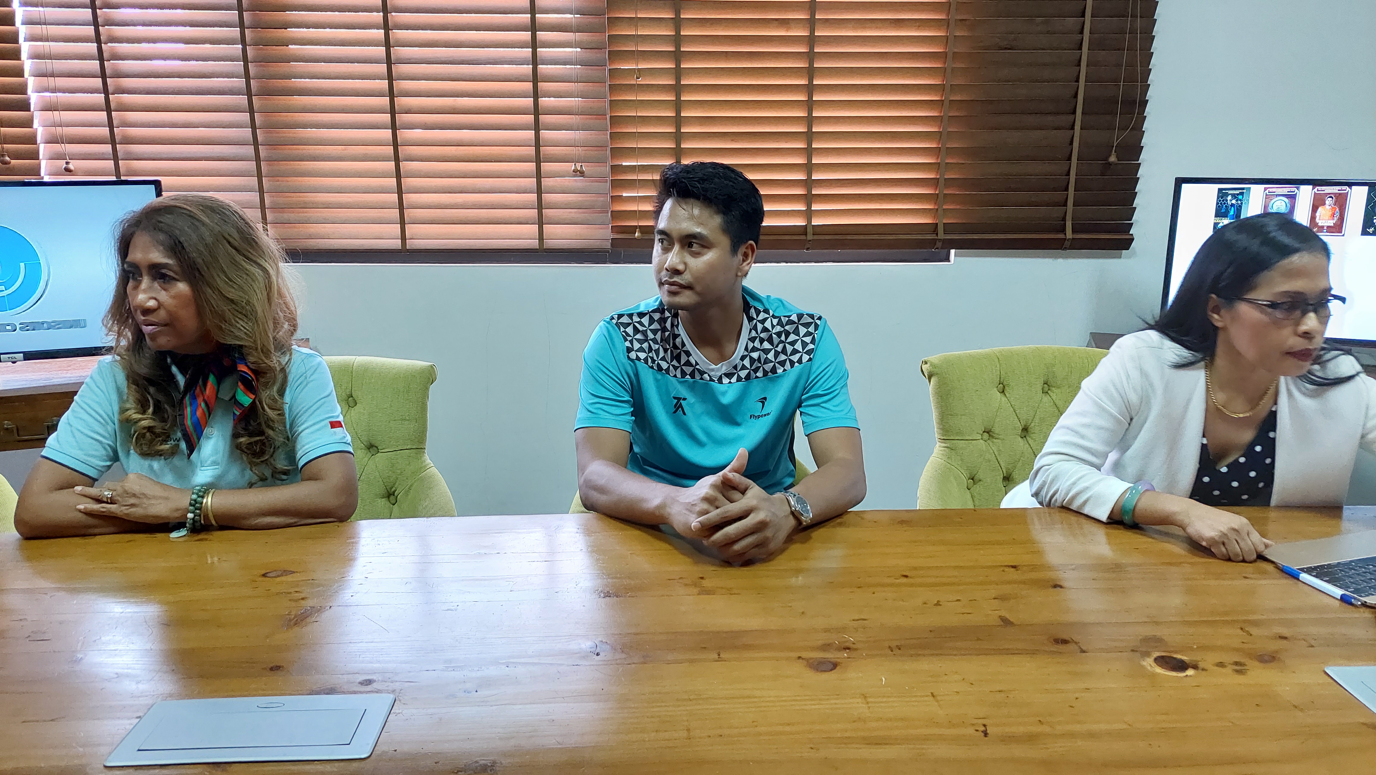 Mantan pebulu tangkis nasional Tontowi Ahmad (tengah) saat meluncurkan NFT The World Champion Of Badminton di Jepara.