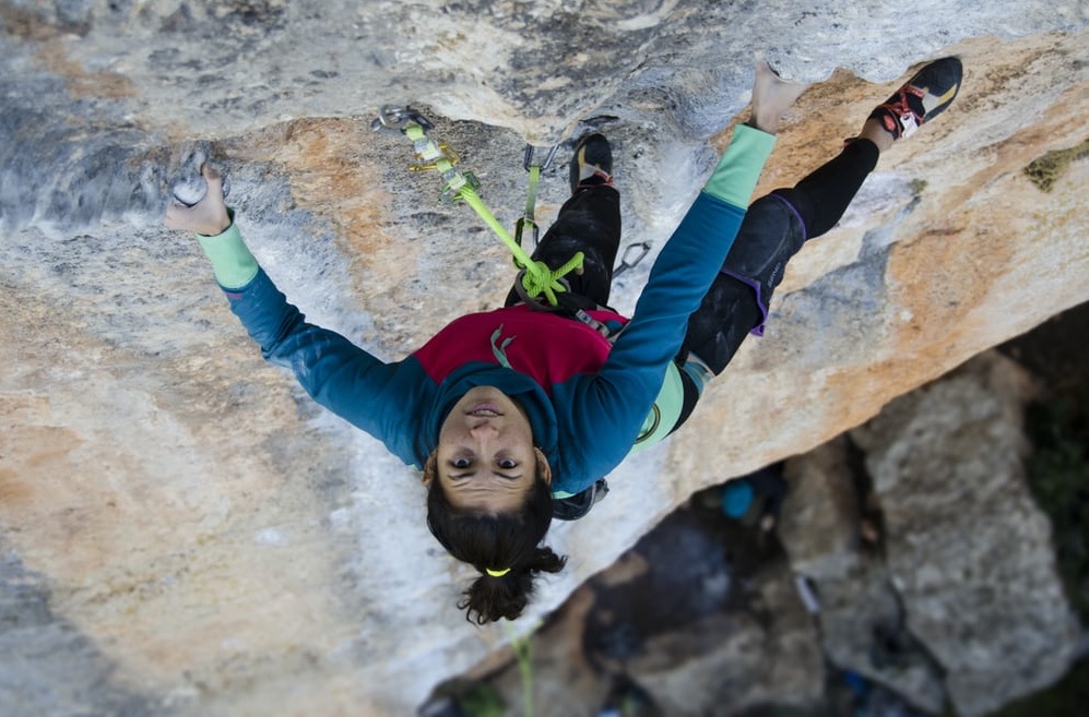Olahraga panjat tebing memiliki beberapa manfaat positif. 