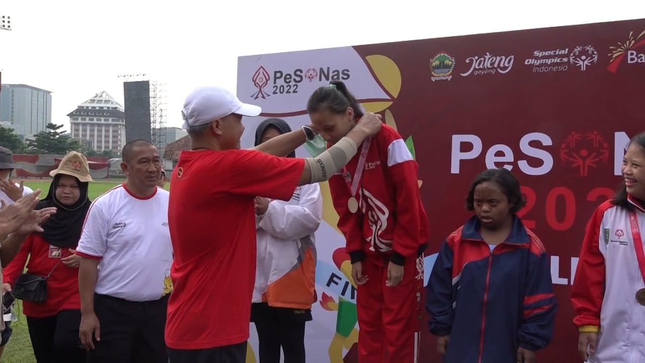 Gubernur Jateng Ganjar Pranowo mengalungkan medali kepada atlet berkebutuhan khusus pada PeSONas 2022 di Kota Semarang, Jateng. 