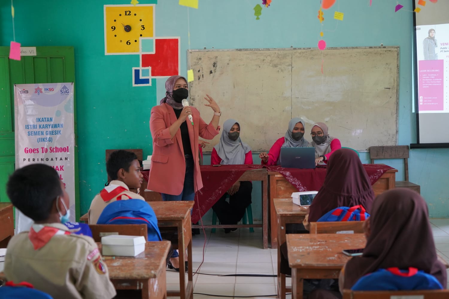 Ikatan Istri Karyawan Semen Gresik menggelar kegiatan di SDN Pasucen, Rembang