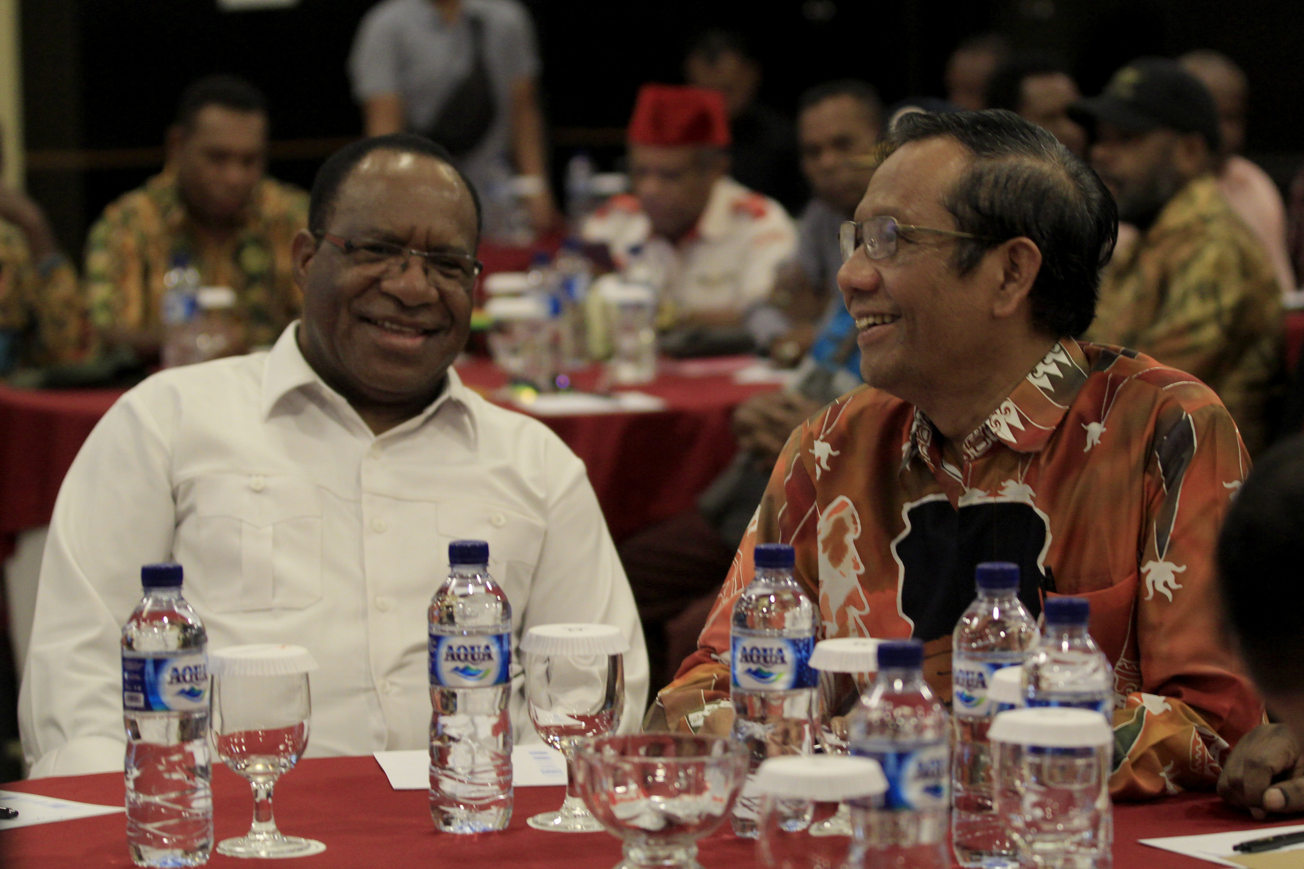 Menko Polhukam Mahfud MD (kanan) bersama Wakil Menteri Dalam Negeri John Wempi Wetipo (kiri), saat berdialog dengan masyarakat Papua, awal t