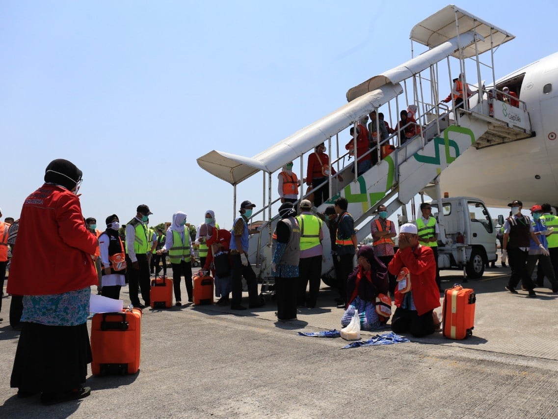 Ilsutrasi naik pesawat.