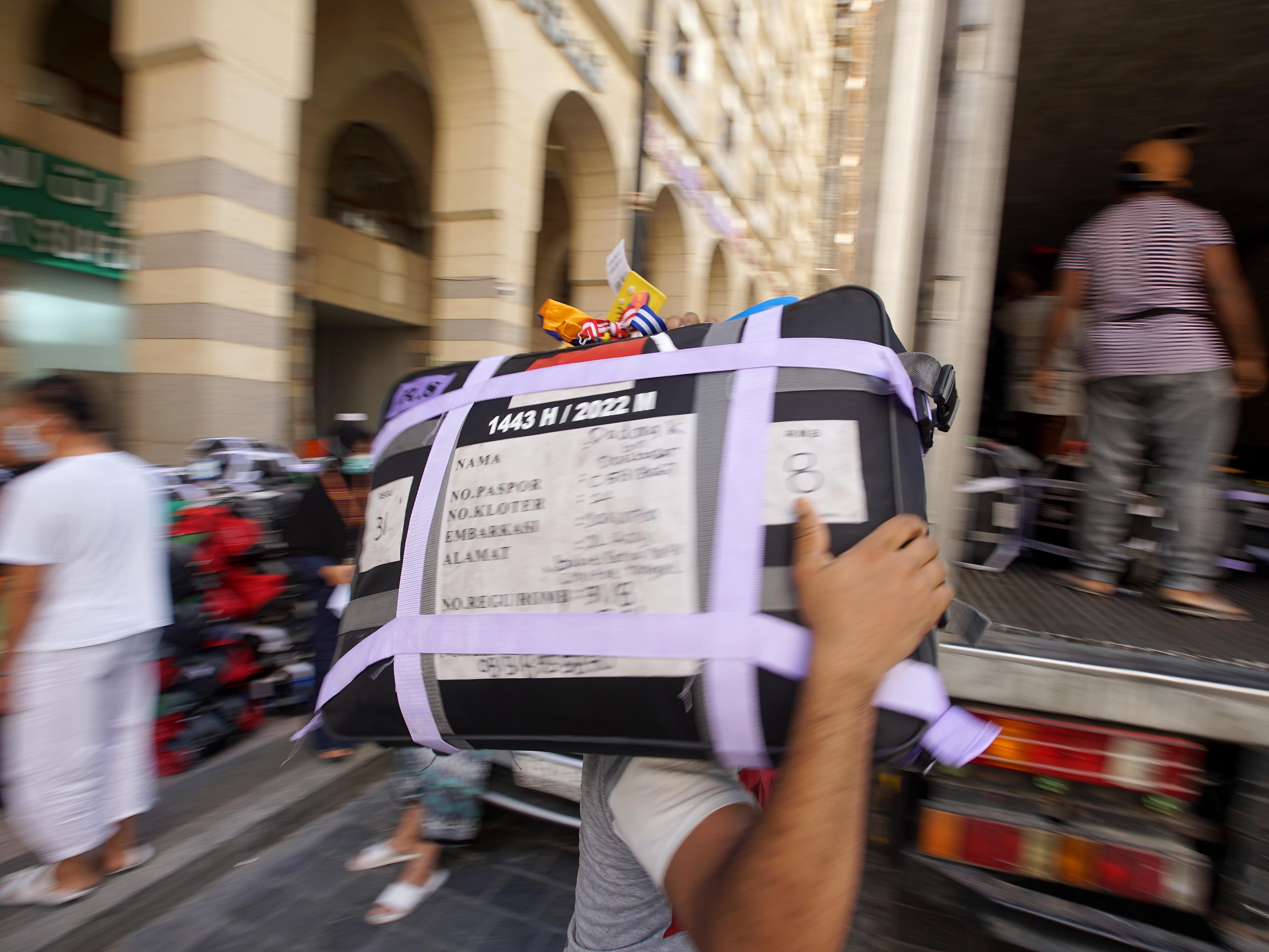 Pekerja dari maskapai penerbangan menata kopor-kopor jemaah haji Indonesia kloter JKG-24 di Hotel Dyar Al Nakheel, Madinah, Arab Saudi.