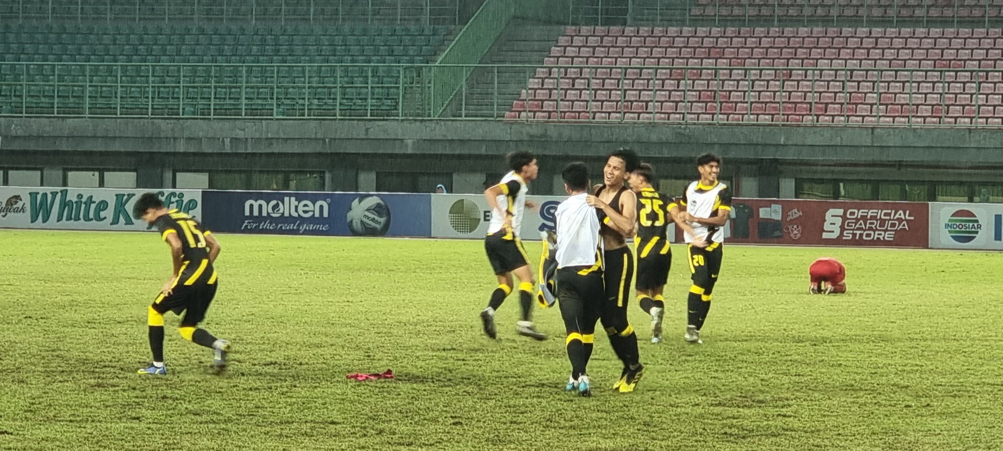 Timnas Malaysia merayakan kemenangan atas Laos