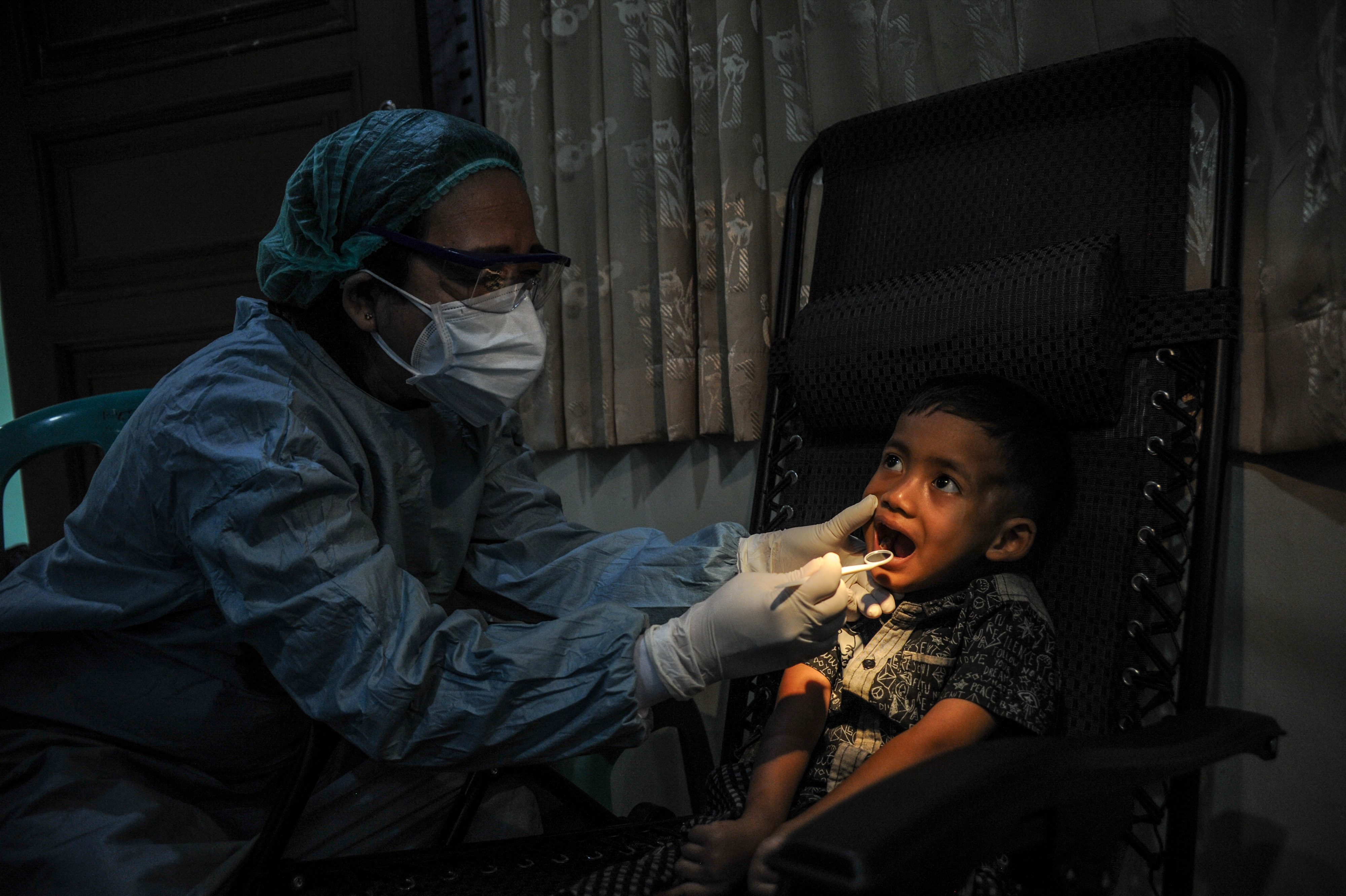 Seorang anak menjalani pemeriksaan gigi saat mengikuti program Bakti Kesehatan Polri di Kodim 0609 Cimahi, Jawa Barat.