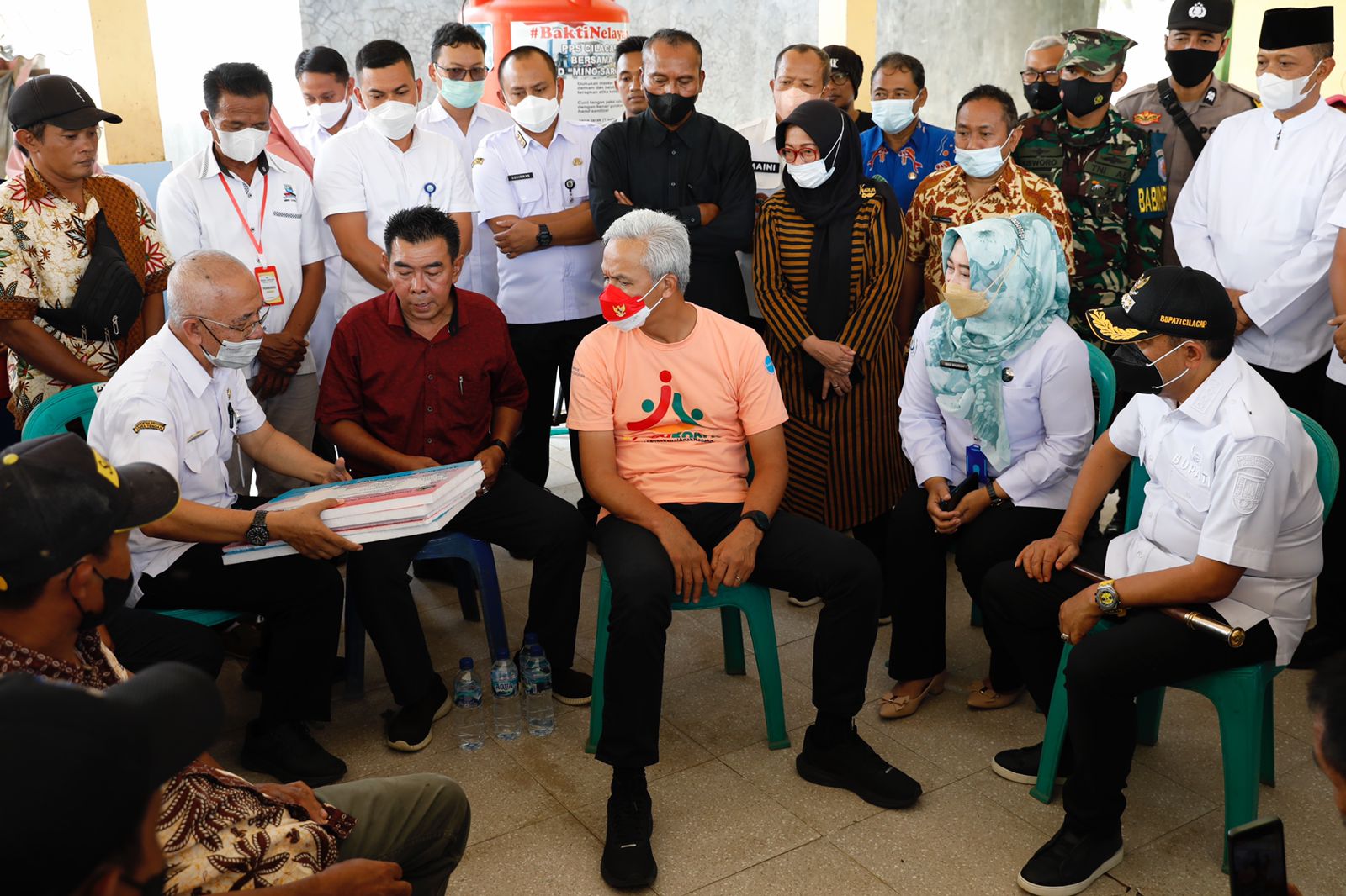  Gubernur Jawa Tengah Ganjar Pranowo mendatangi langsung tempat pelelangan ikan (TPI) Tegal Katilayu.