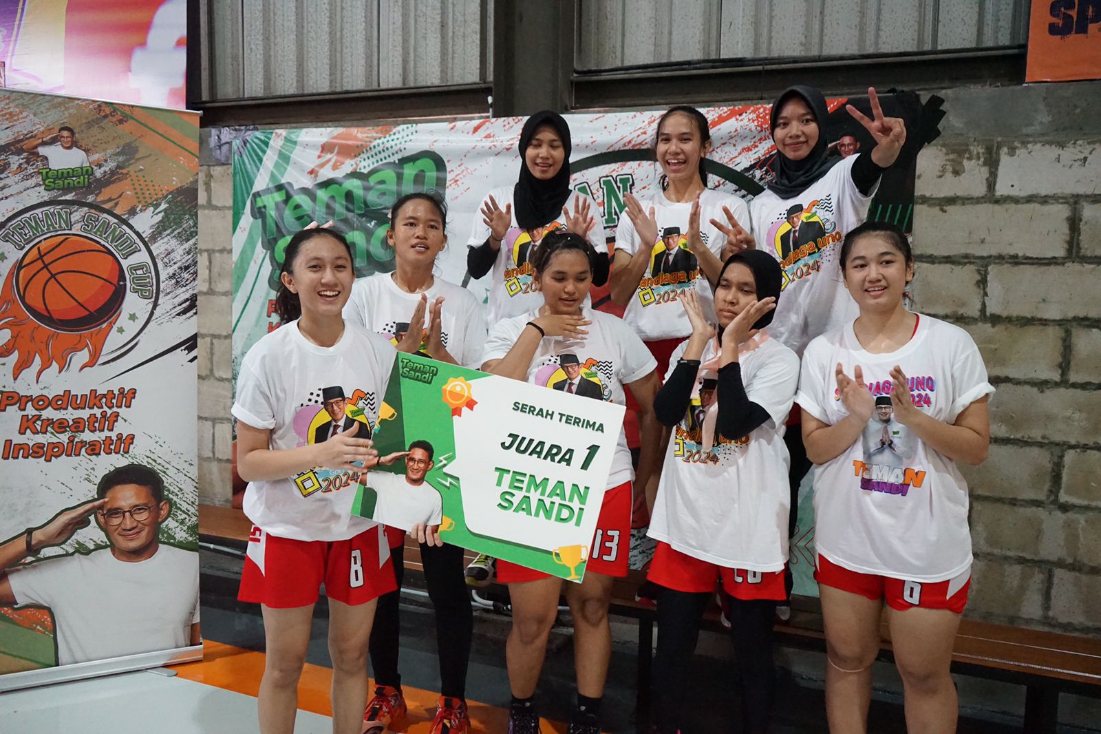 Pemenang lomba bola basket yang diadakan Teman Sandi di Bekasi.