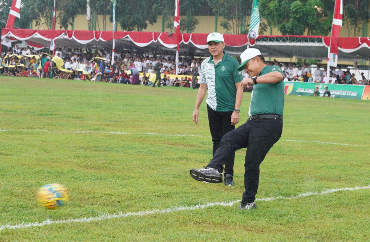 Kasad Jenderal TNI Dudung Abdurachman melakukan kick off pada pembukaan liga santri Piala Kasad 2022, Senin (20/6/2022)