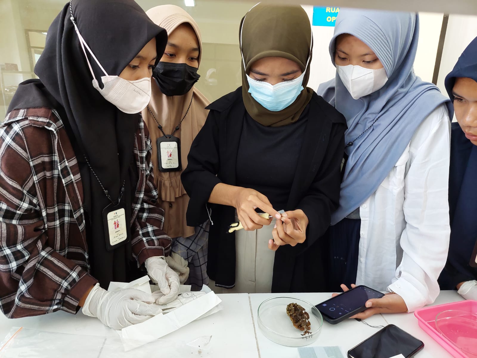 Peserta PIRN melaksanakan pengujian sample di Universitas Mataram, Rabu (13/7).
