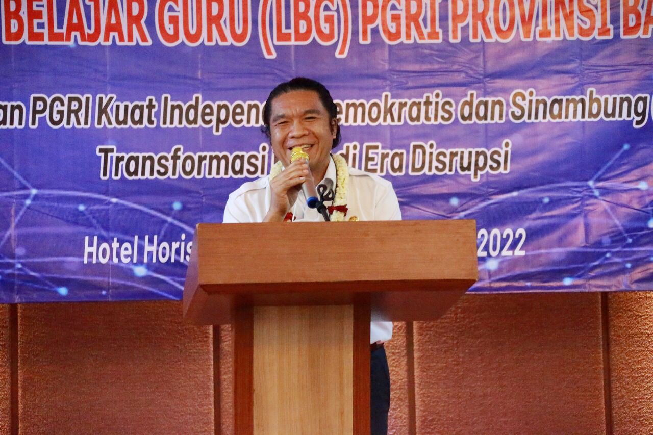 Pj Gubernur Banten Al Muktabar dalam Workshop Program Mandatory PGRI dan Lingkar Belajar Guru (LBG) PGRI Provinsi Banten 