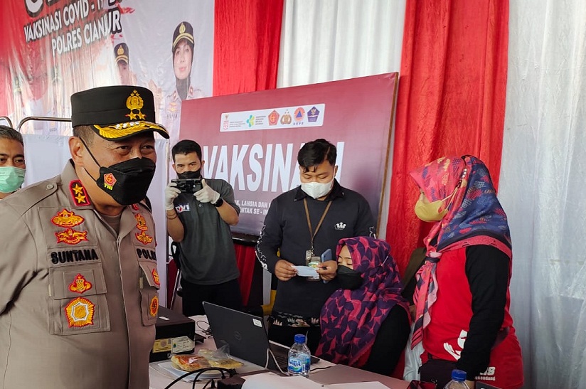  Kapolda Jabar Tinjau Gebyar Vaksinasi Covid-19 di Cianjur