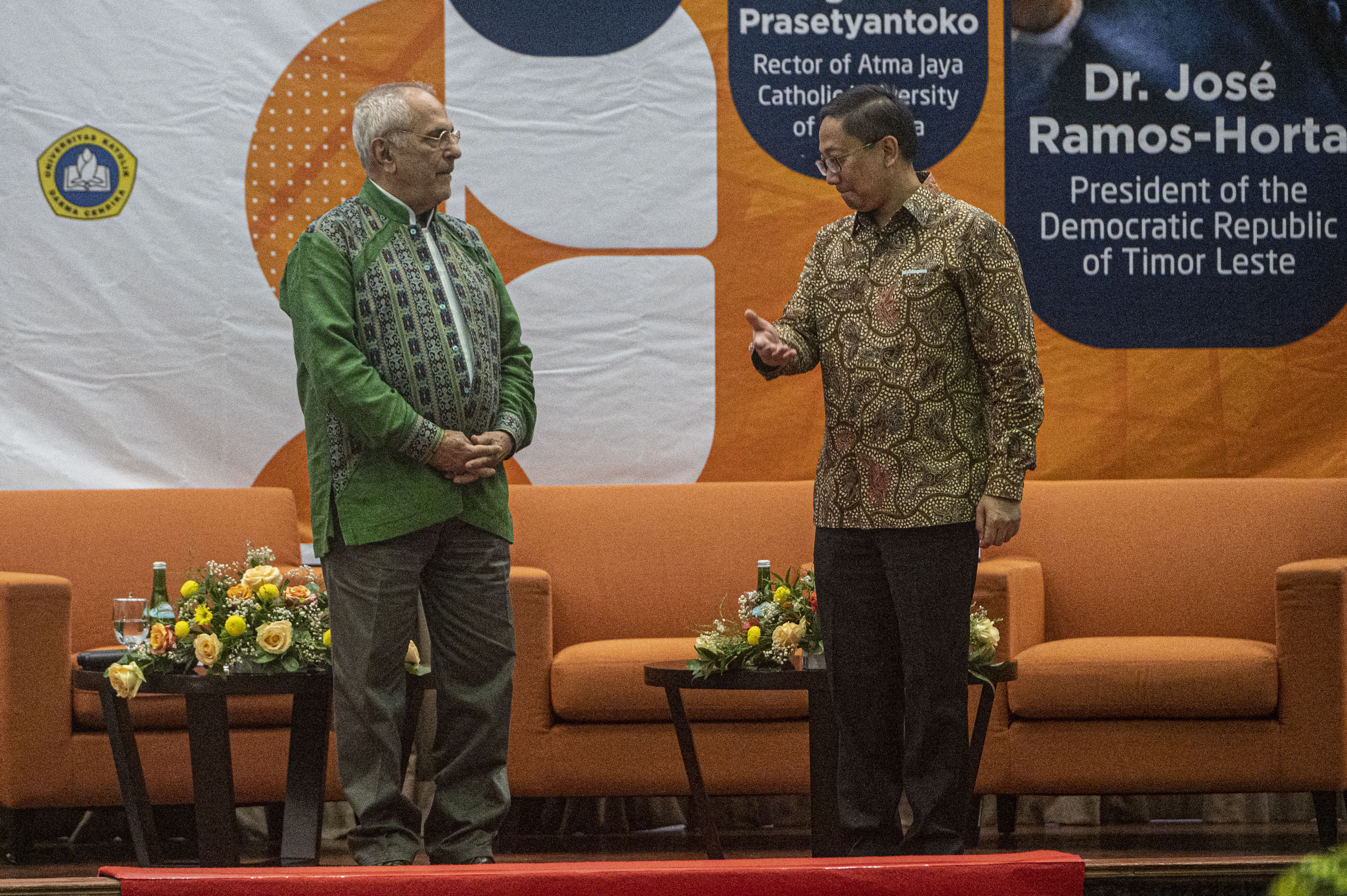 Presiden Timor Leste Jose Manuel Ramos Horta (kiri) berbincang dengan Rektor Universitas Atma Jaya Agustinus Prasetyantoko, Kamis (21/7).