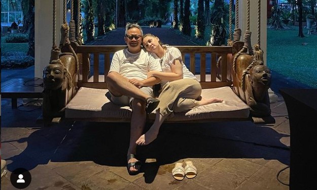 Pasangan selebritas Indra Brasco dan Mona Ratuliu