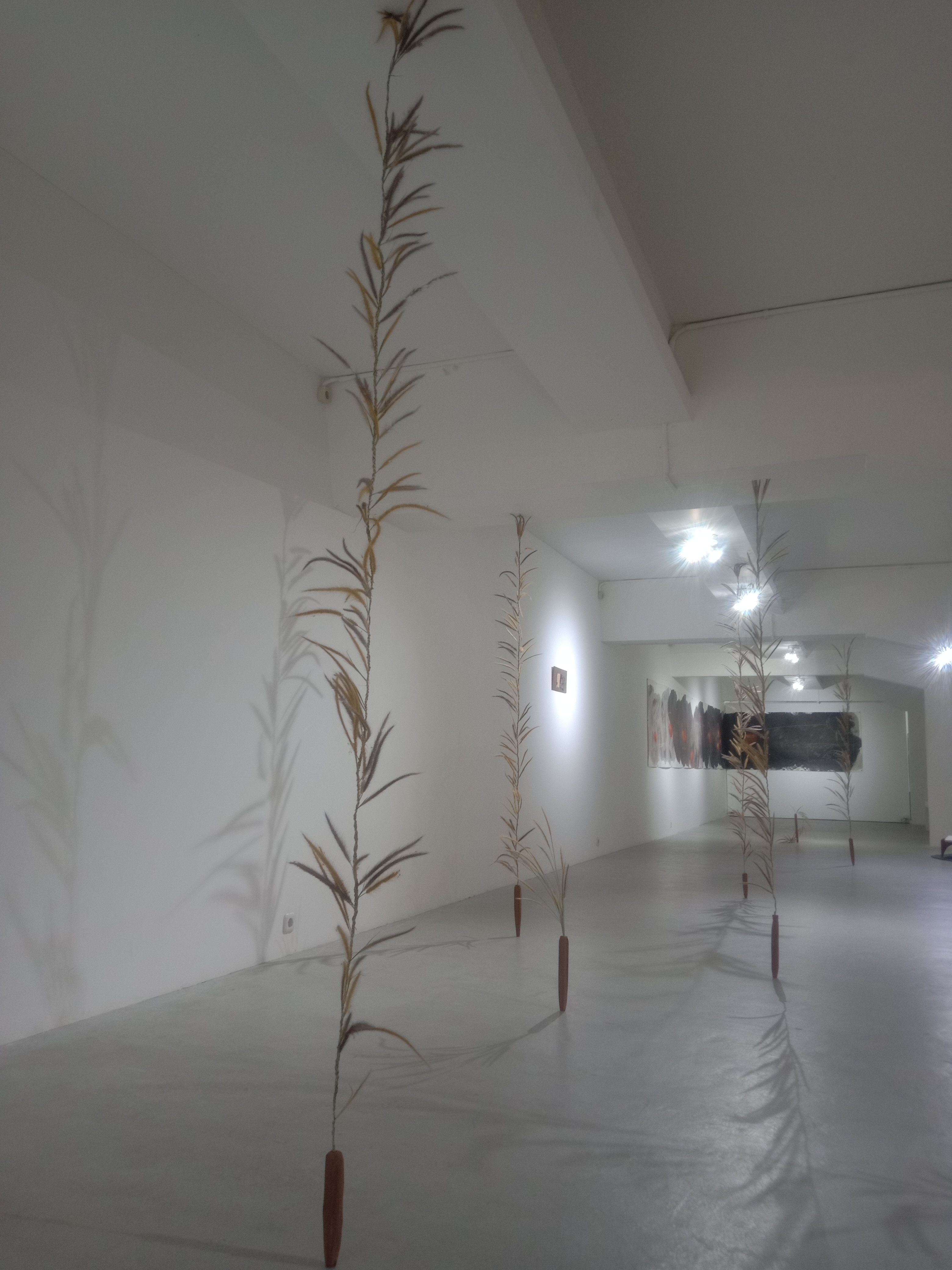 Seni instalasi karya Ella Witj berjudul “Pillars” (2022)