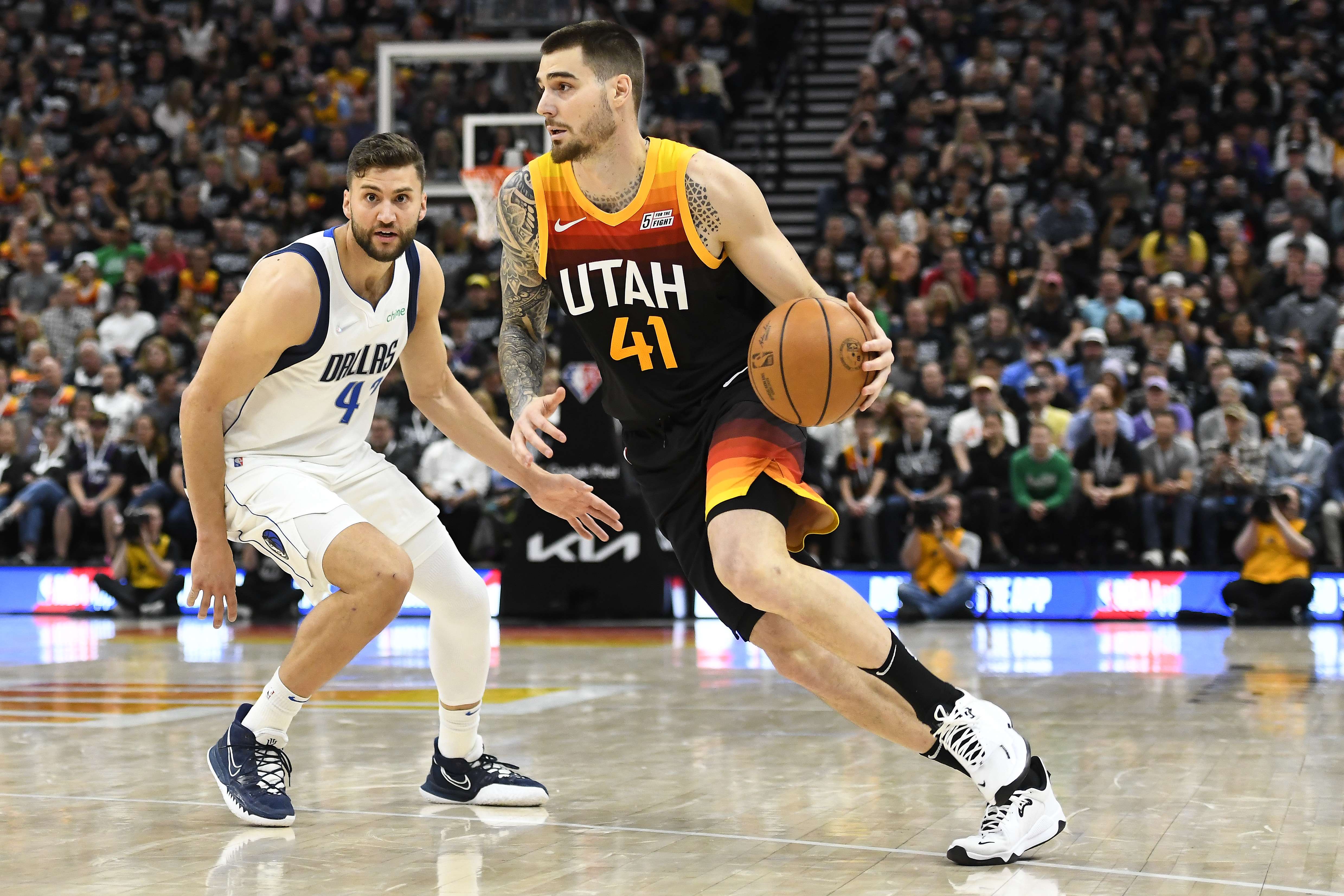 Pebasket Utah Jazz Juancho Hernangomez (kanan)