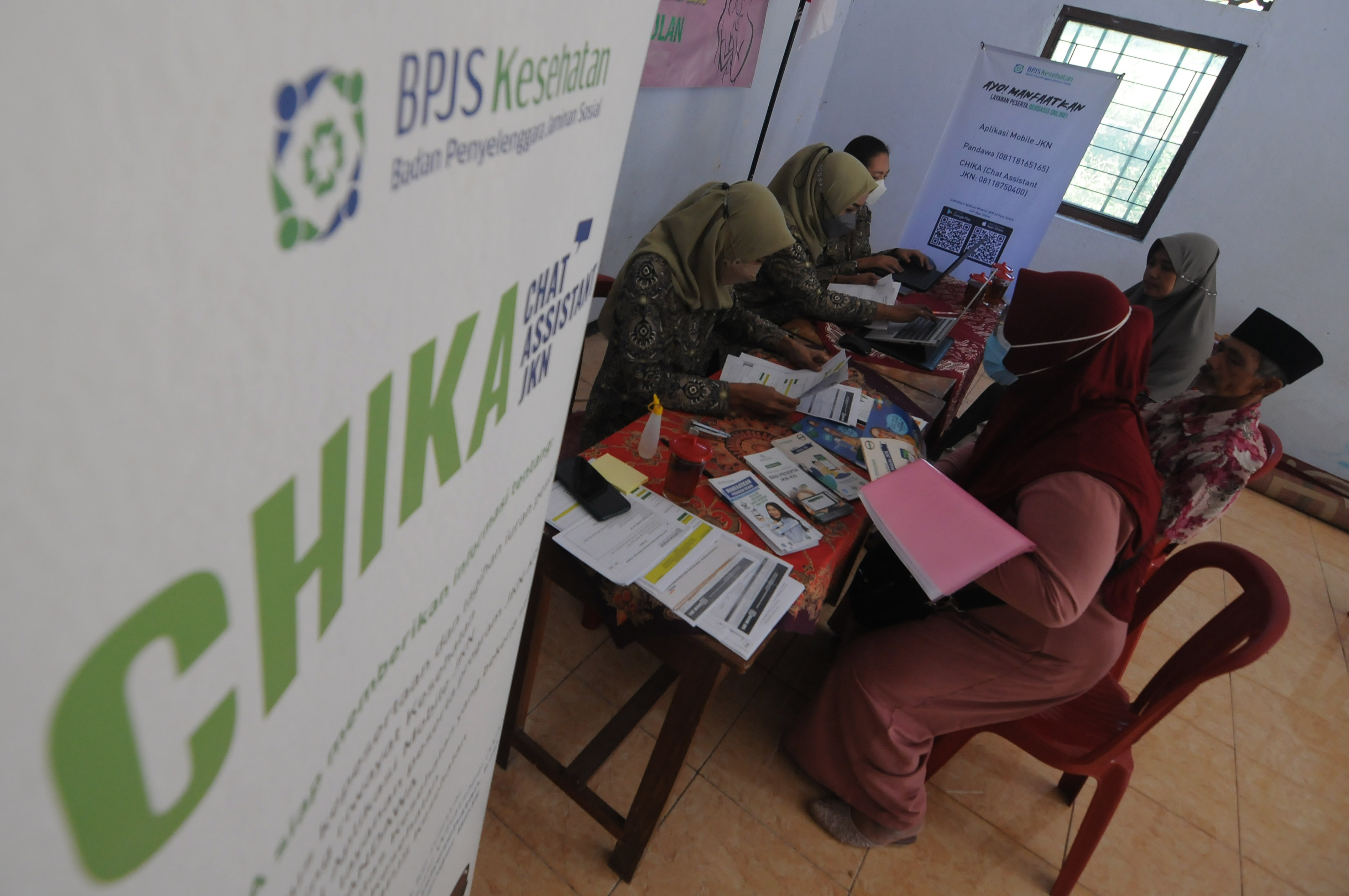Petugas BPJS Kesehatan Boyolali melayani warga yang mengurus kepesertaan BPJS Kesehatan di Cepogo, Boyolali, Jawa Tengah, Rabu(29/6/2022)
