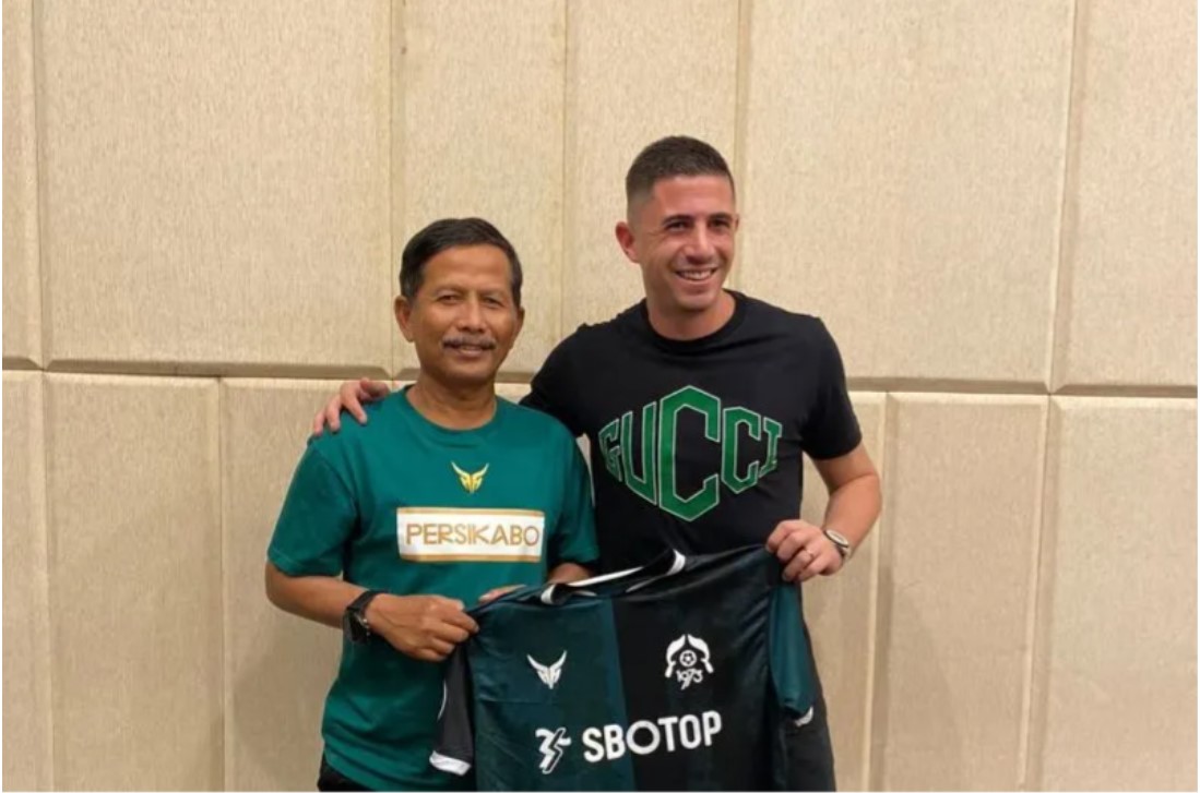 Pelatih Persikabo 1973 Djadjang Nurdjaman bersama gelandang serang anyar asal Brasil Bruno Dybal. 