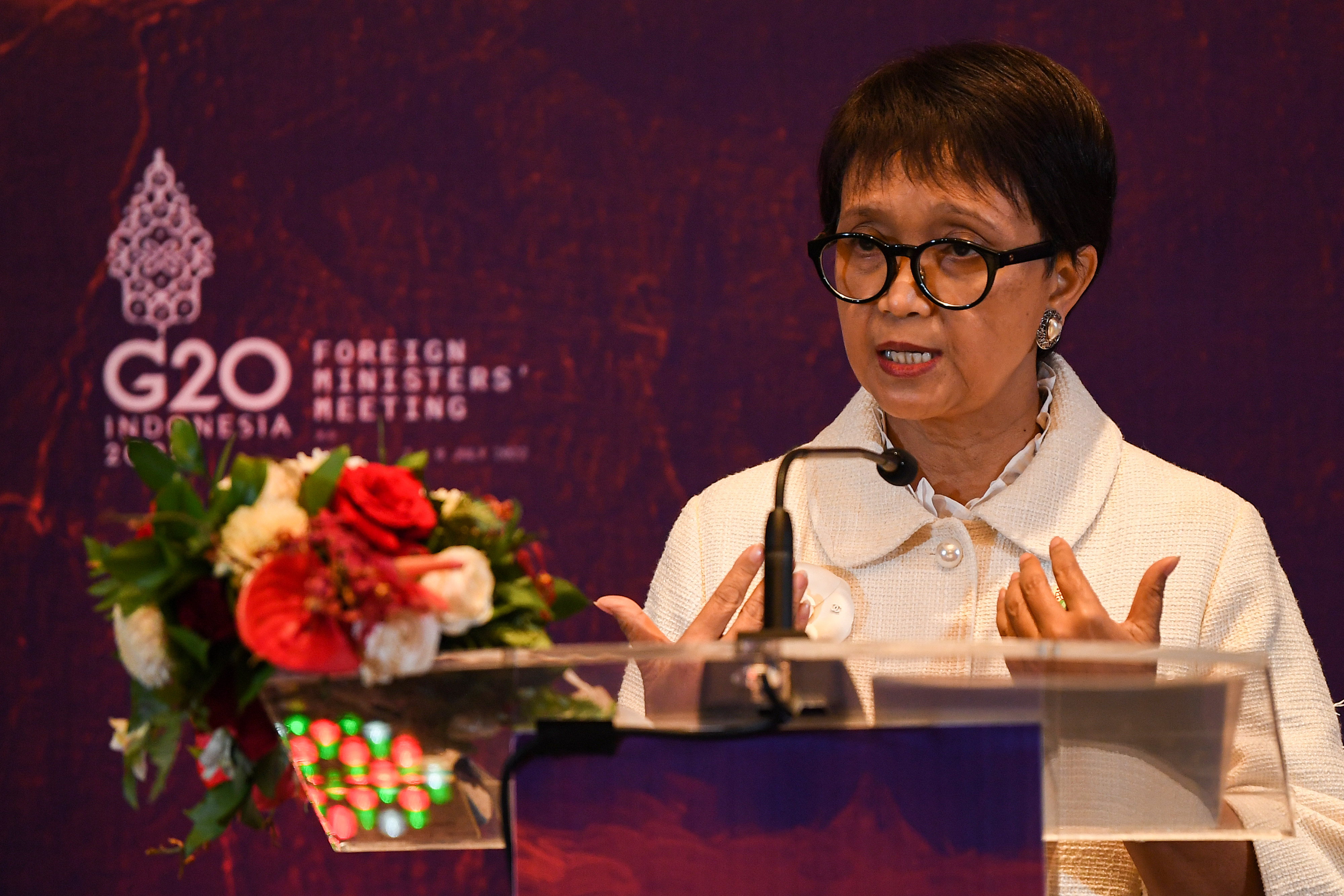 Menteri Luar Negeri Retno Marsudi menyampaikan pernyataan pers usai Pertemuan Menteri Luar Negeri G20 di Nusa Dua, Bali, Jumat (8/7/2022)