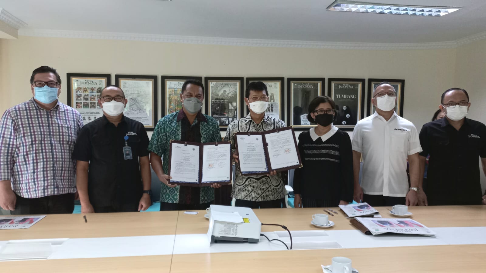 Perwakilan dari Universitas Gadjah Mada dan Media Group usai melakukan penadatangan kesepakatan kerja sama di Jakarta, Rabu (27/7/2022)