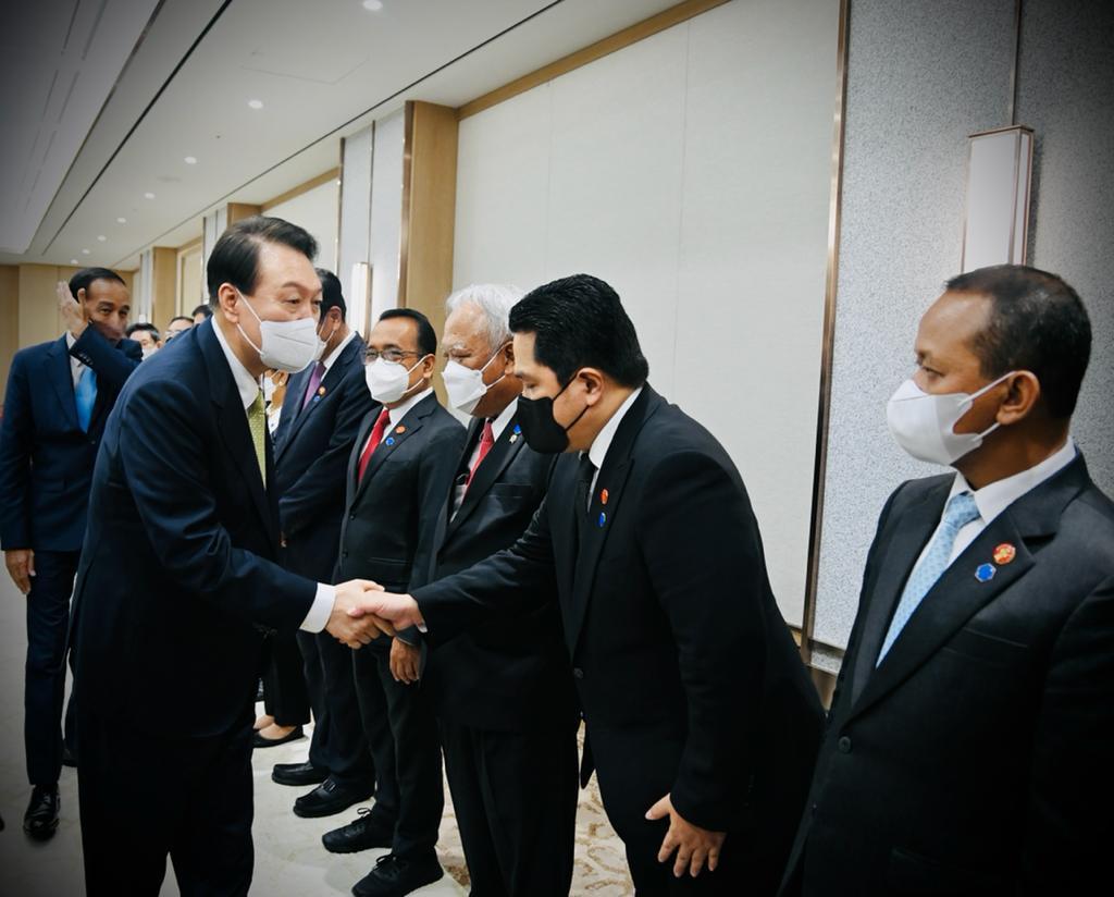 Menteri BUMN Erick Thohir bersalaman dengan CEO Posco Kim Hag Dong di Seoul, Korsel, Kamis (28/7).