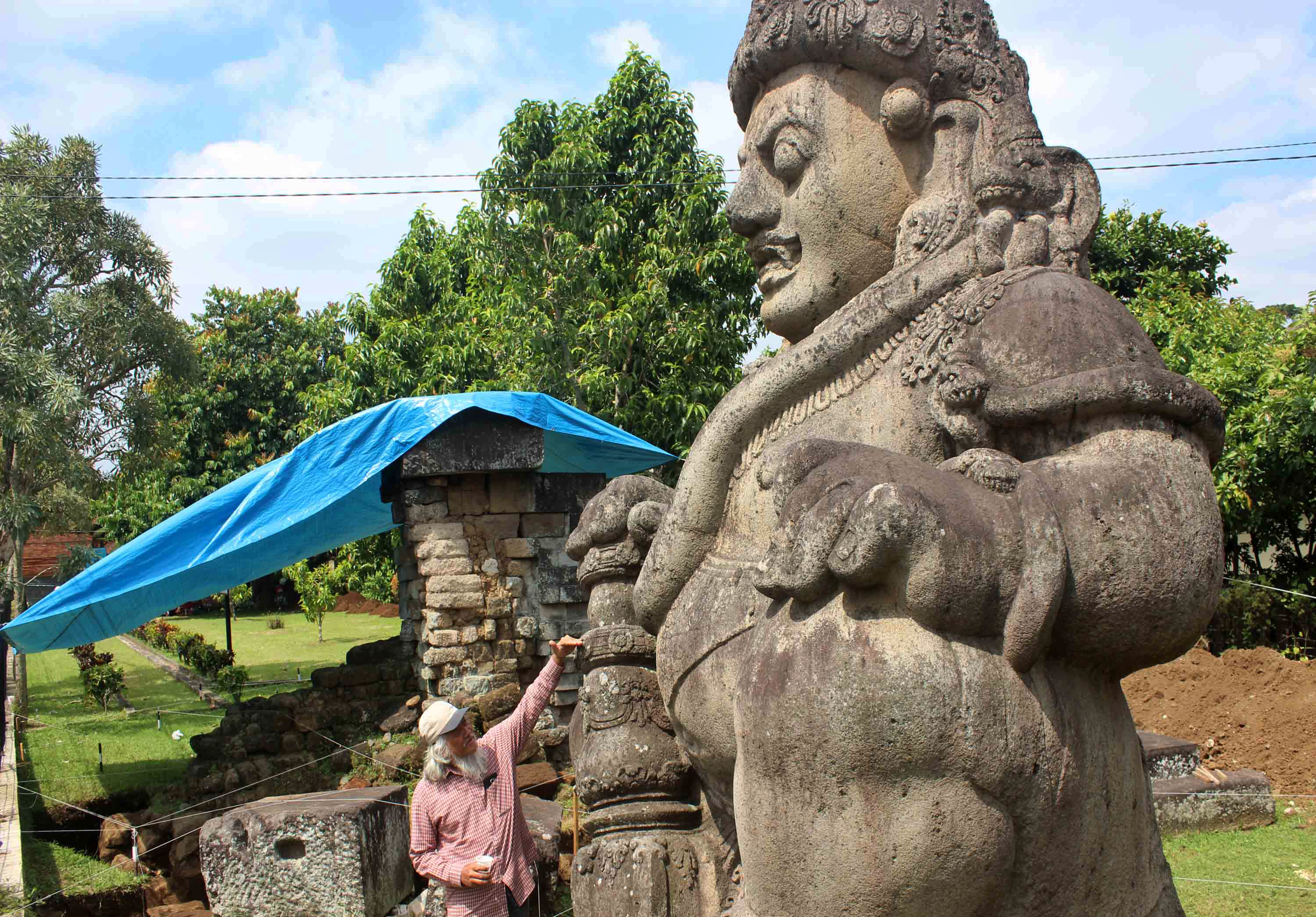 Petugas Balai Pelestarian Cagar Budaya Trowulan sedang mengekskavasi situs Arca Dwarapala di Singosari, Malang, Jawa Timur, Selasa (5/7).