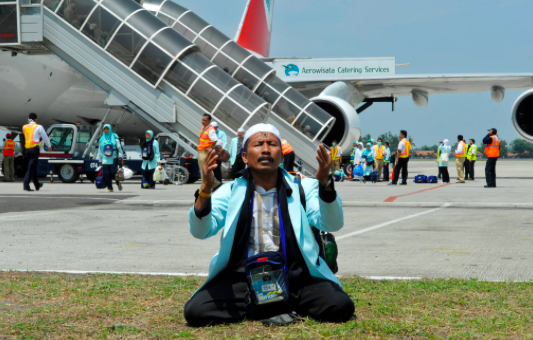 Seorang jemaah haji yang tergabung dalam kloter pertama DKI Jakarta, di Bandara Soekarno-Hatta, Tangerang, Banten, Kamis (3/12).