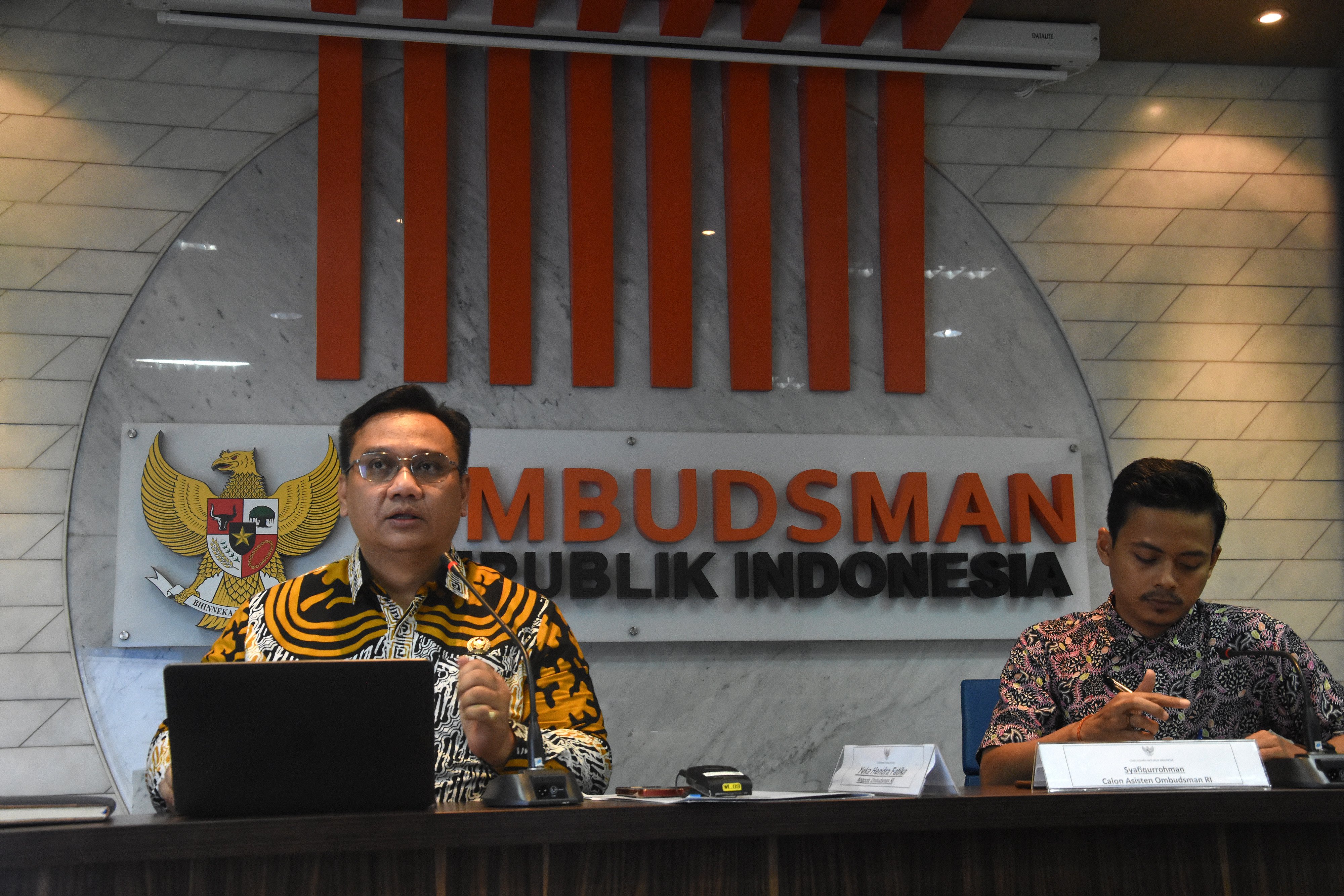 Anggota Ombudsman Yeka Hendra Fatika (kiri) memberikan keterangan terkait maladministrasi Badan Karantina Kementan terkait PMK, Kamis (14/7)