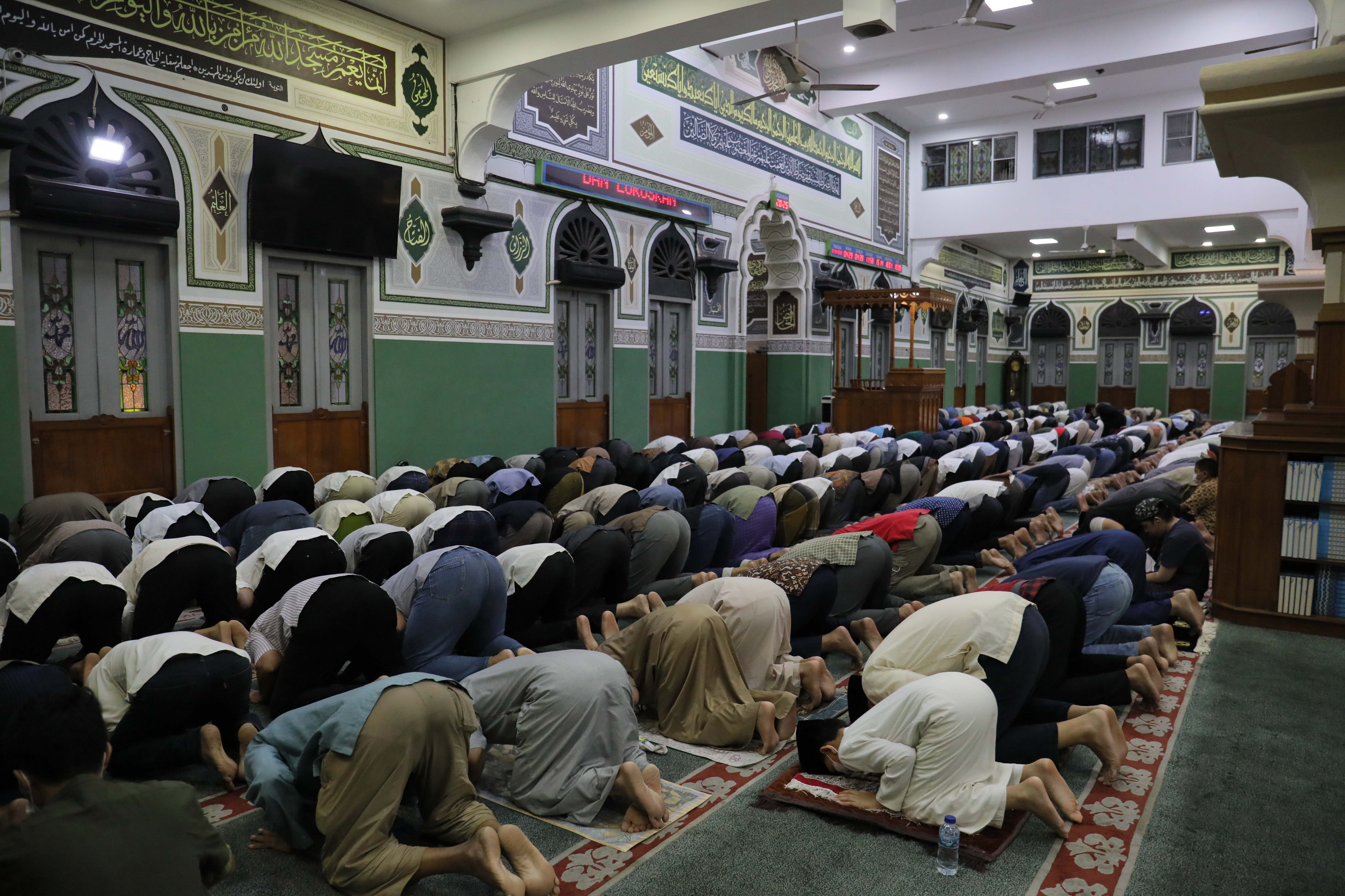 Umat muslim melaksanaan salat berjamaah di Masjid Agung Al-Azhar, Jakarta.