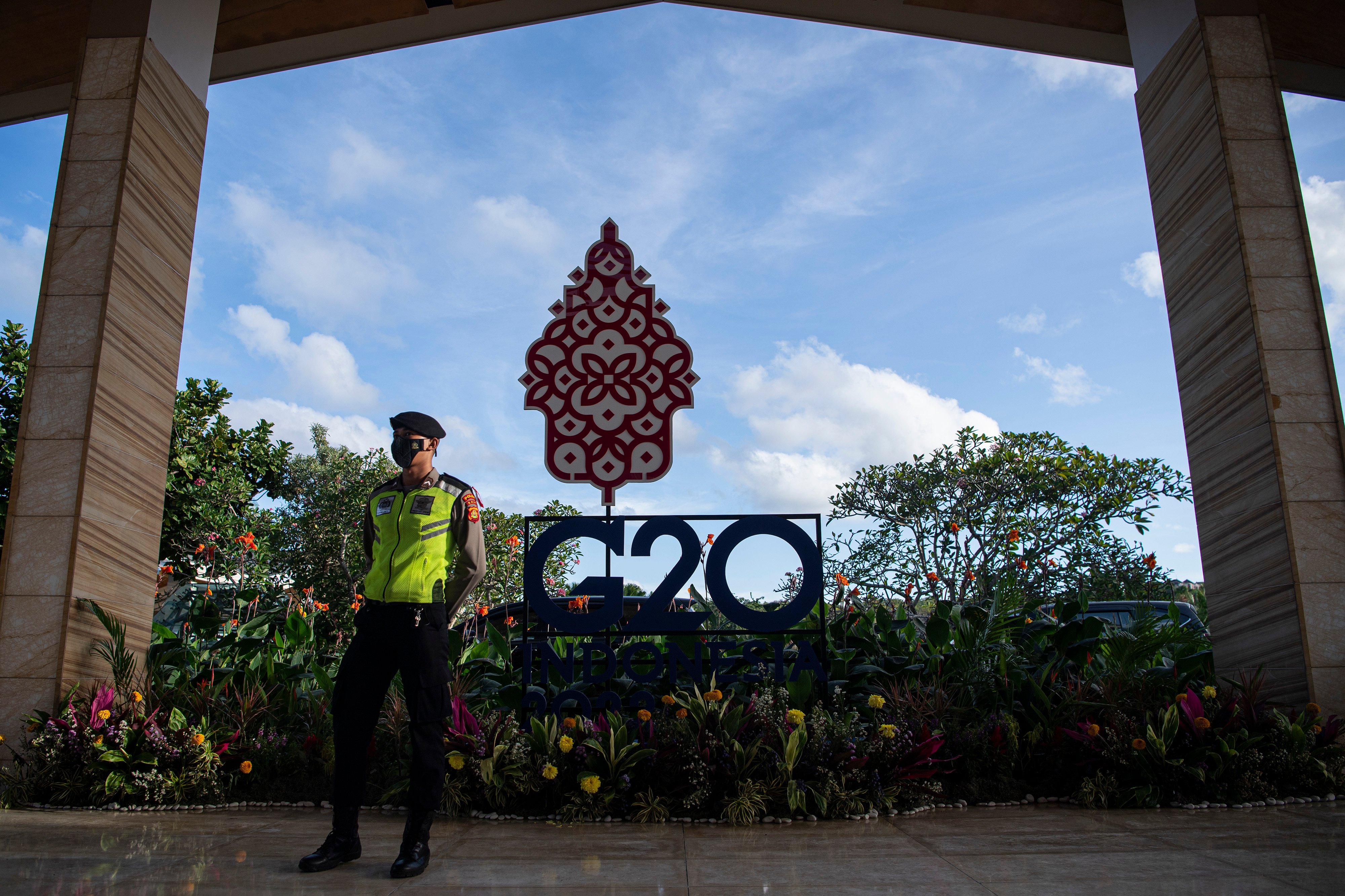 Personel Polda Bali berjaga menjelang pelaksanaan Pertemuan Menteri Luar Negeri G20 di Hotel Mulia, Nusa Dua, Bali, Kamis (7/7).