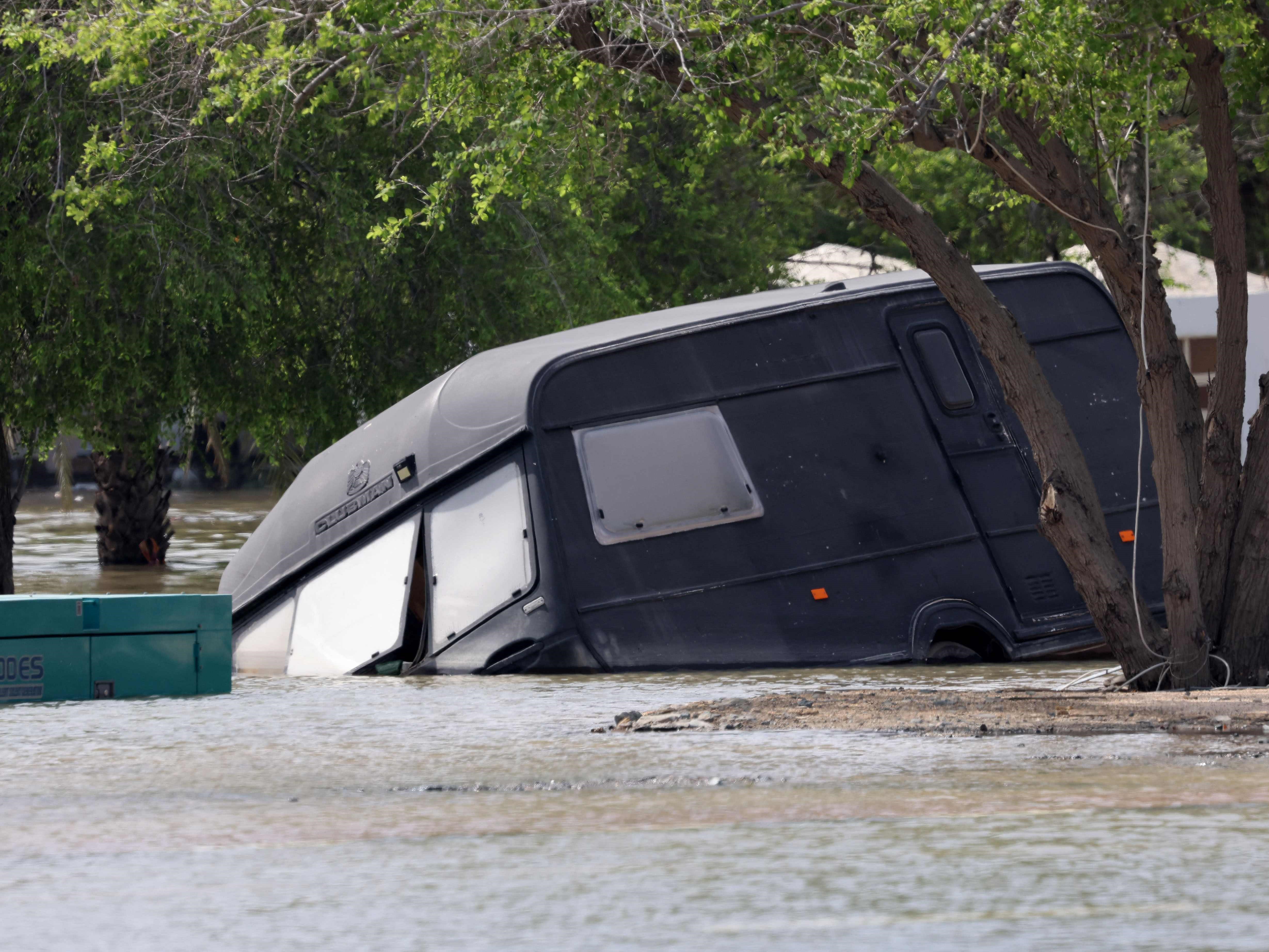 Jalan yang tergenang air terlihat di emirat Fujairah, UEA, menyusul hujan lebat pada 29 Juli 2022.