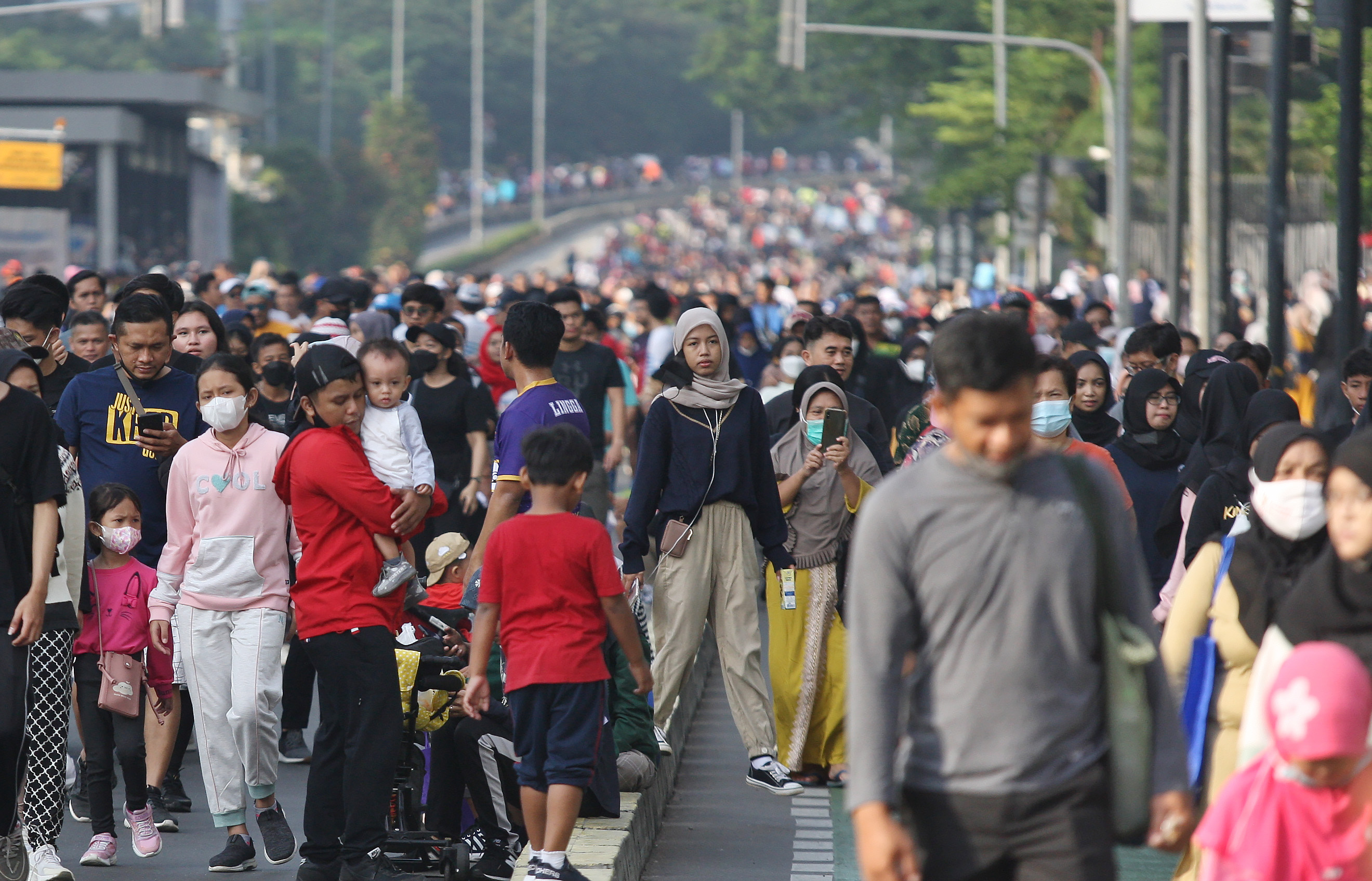 Sejumlah warga berolahraga dan berjalan kaki di kawasan CFD Jakarta.