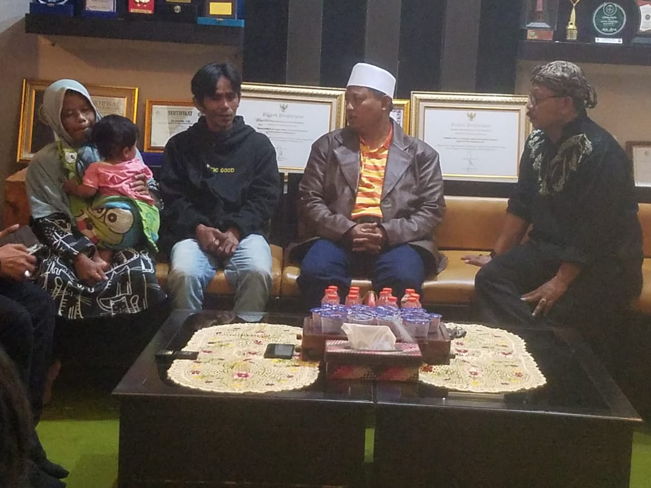 Wagub Jabar Uu Ruzhanul Ulum bertemu dengan keluarga korban perundungan di kantor KPAID Tasikmalaya, Sabtu (23/7/2022)