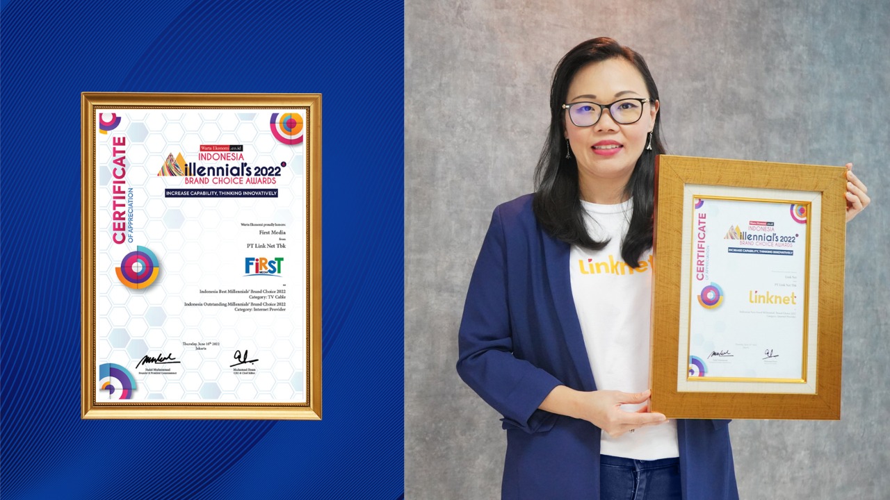 Santiwati Basuki, Deputy Chief Marketing Officer PT Link Net Tbk menerima tiga penghargaan
