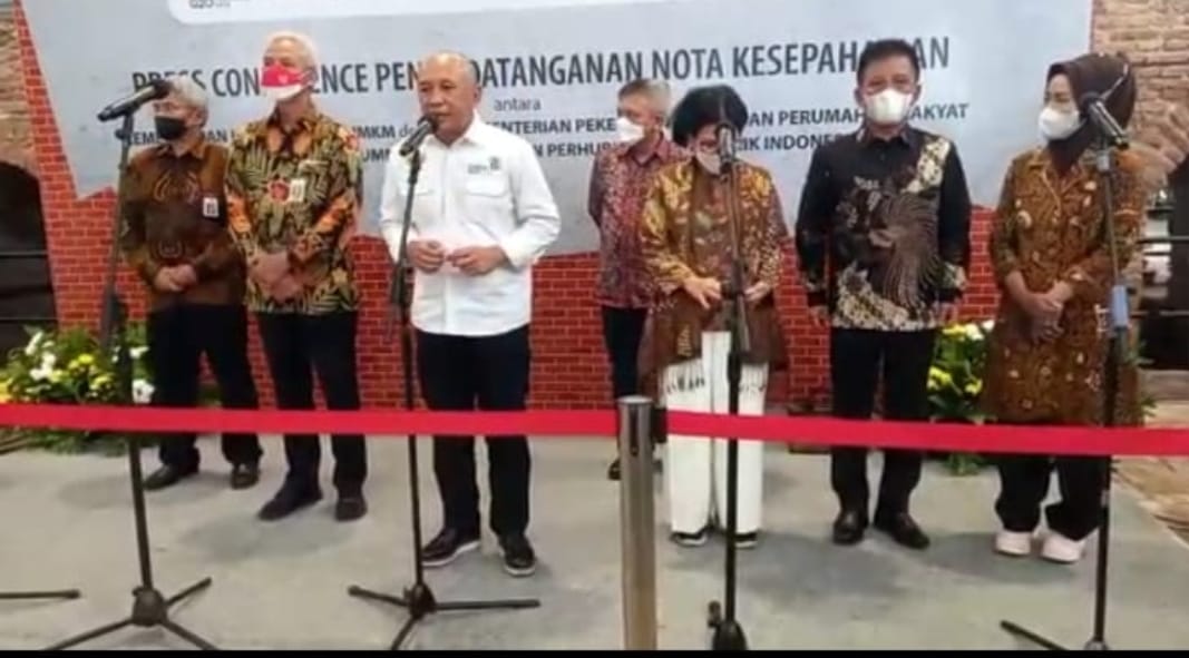 Menkop-UKM Teten Masduki usai MoU di Rest Area Heritage Banjaratma, Brebes, ruas Tol Pejagan-Pemalang, Jawa Tengah, Jumat (15/7).