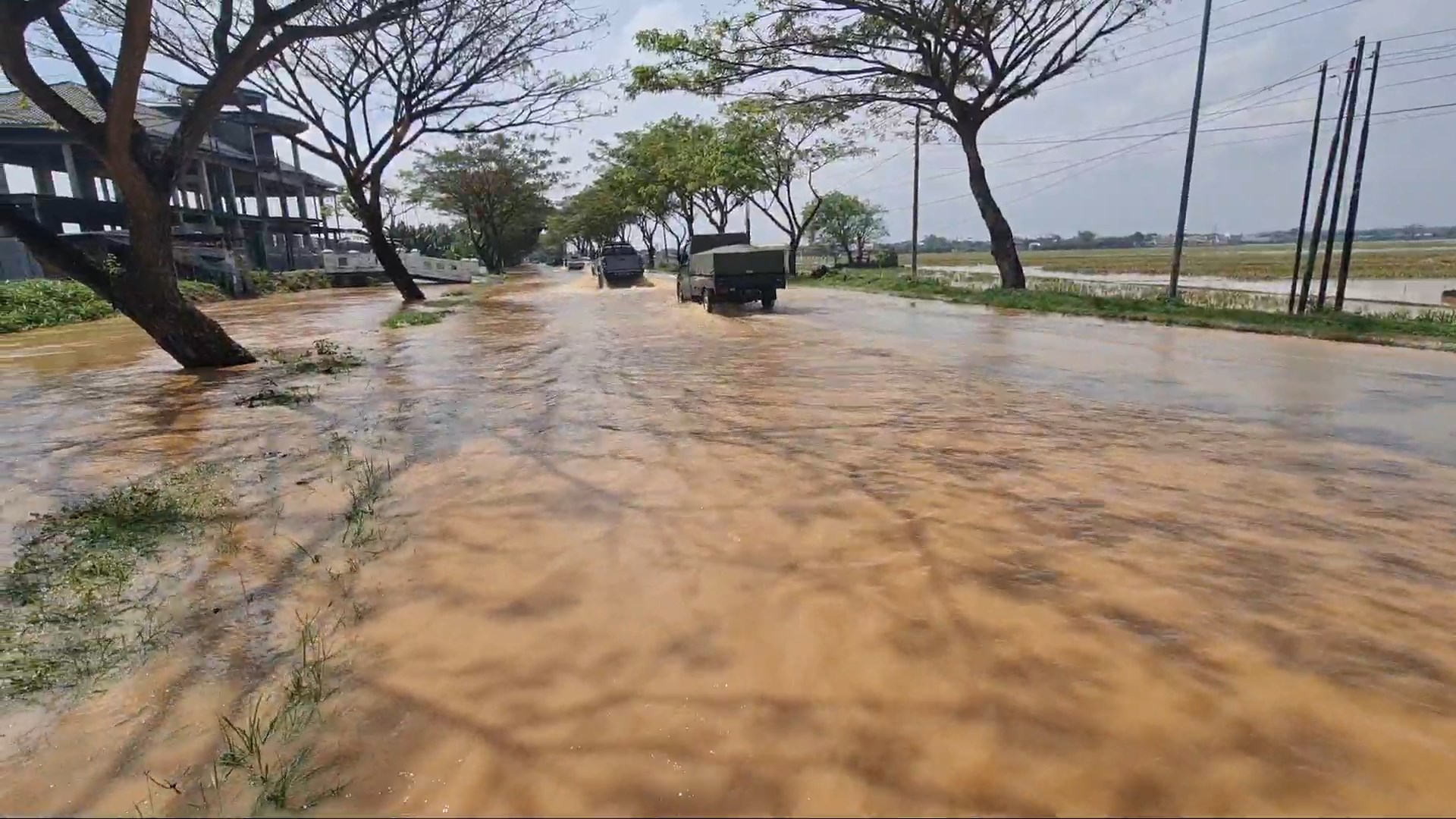 Kondisi jalur pantura Pati-Rembang tergenang banjir turut Desa Widorokandang, Kecamatan Pati, Kabupaten Pati, Jawa Tengah, Kamis (14/7)./