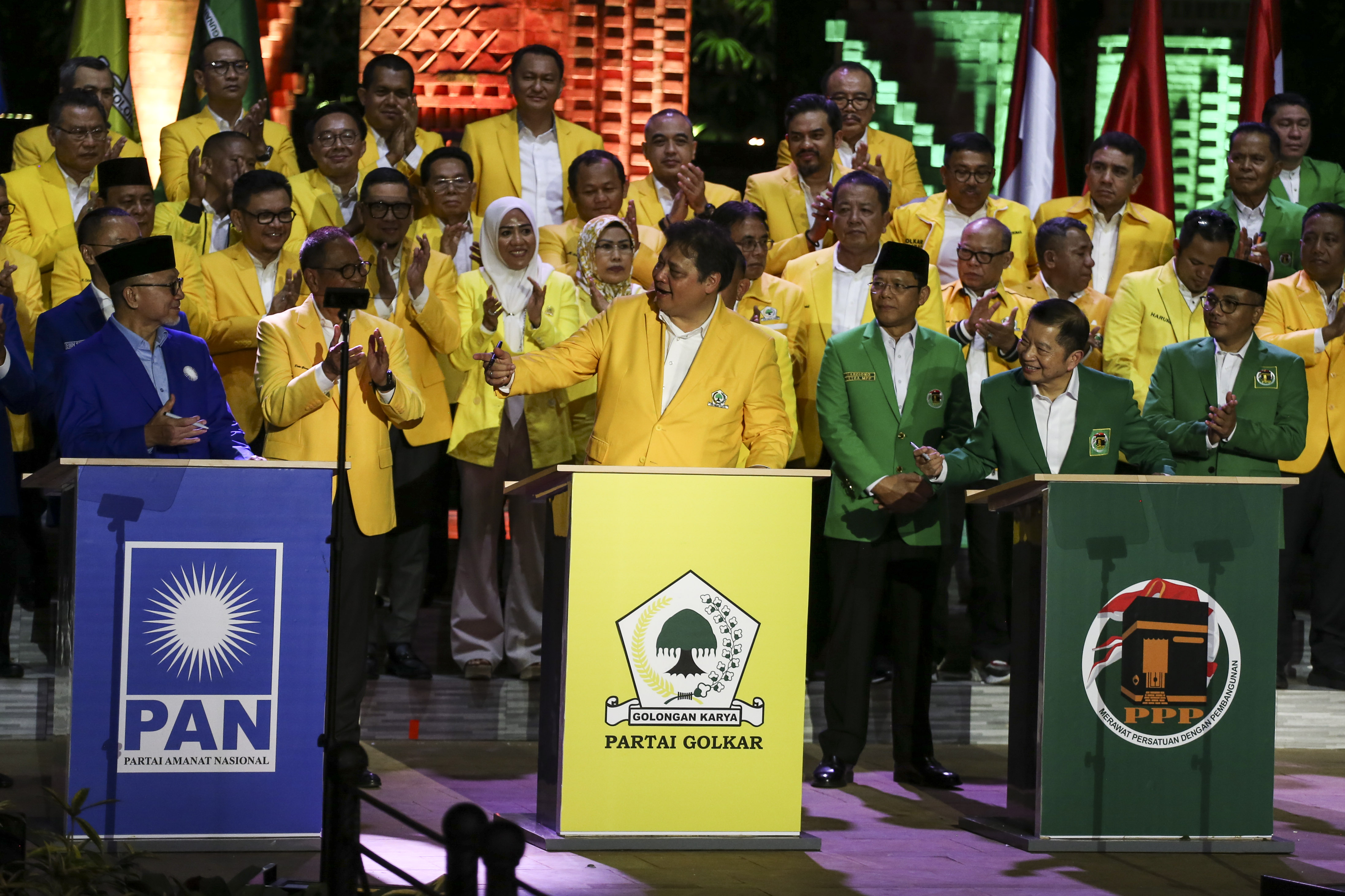 Ketua Umum Partai Golkar Airlangga Hartarto (tengah) bersama Ketua Umum PAN Zulkifli Hasan (kiri) dan Ketua Umum PPP Suharso Monoarfa (kanan