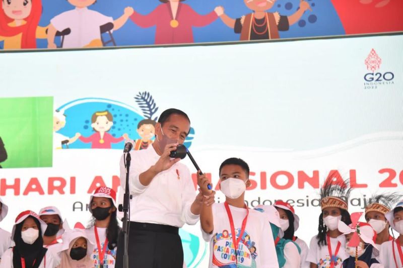 Presiden RI Joko Widodo menunjukkan sejumlah trik sulap kepada anak-anak pada acara Puncak Peringatan Hari Anak Nasional 2022