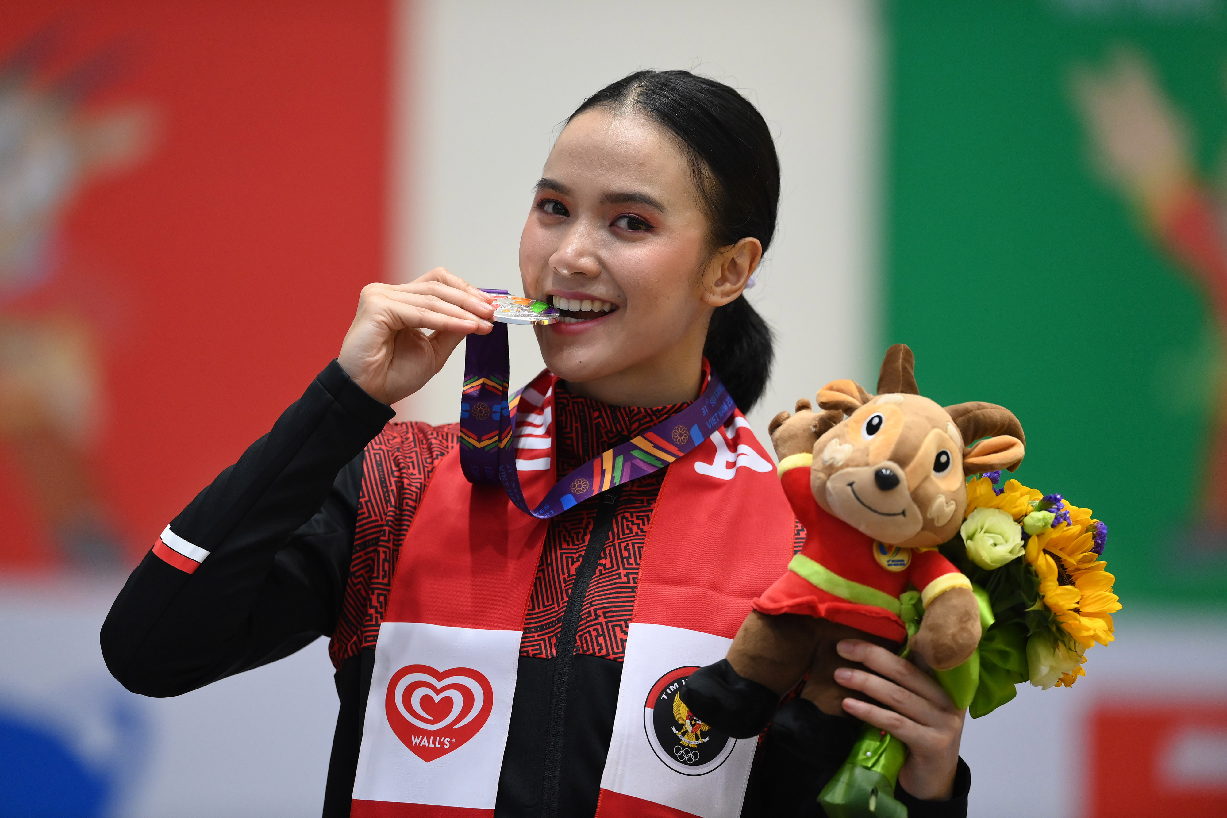 Atlet wushu putri Indonesia Nandhira Mauriskha kembali menyumbangkan medali perak pada Kejuaraan Dunia 2022 di AS.