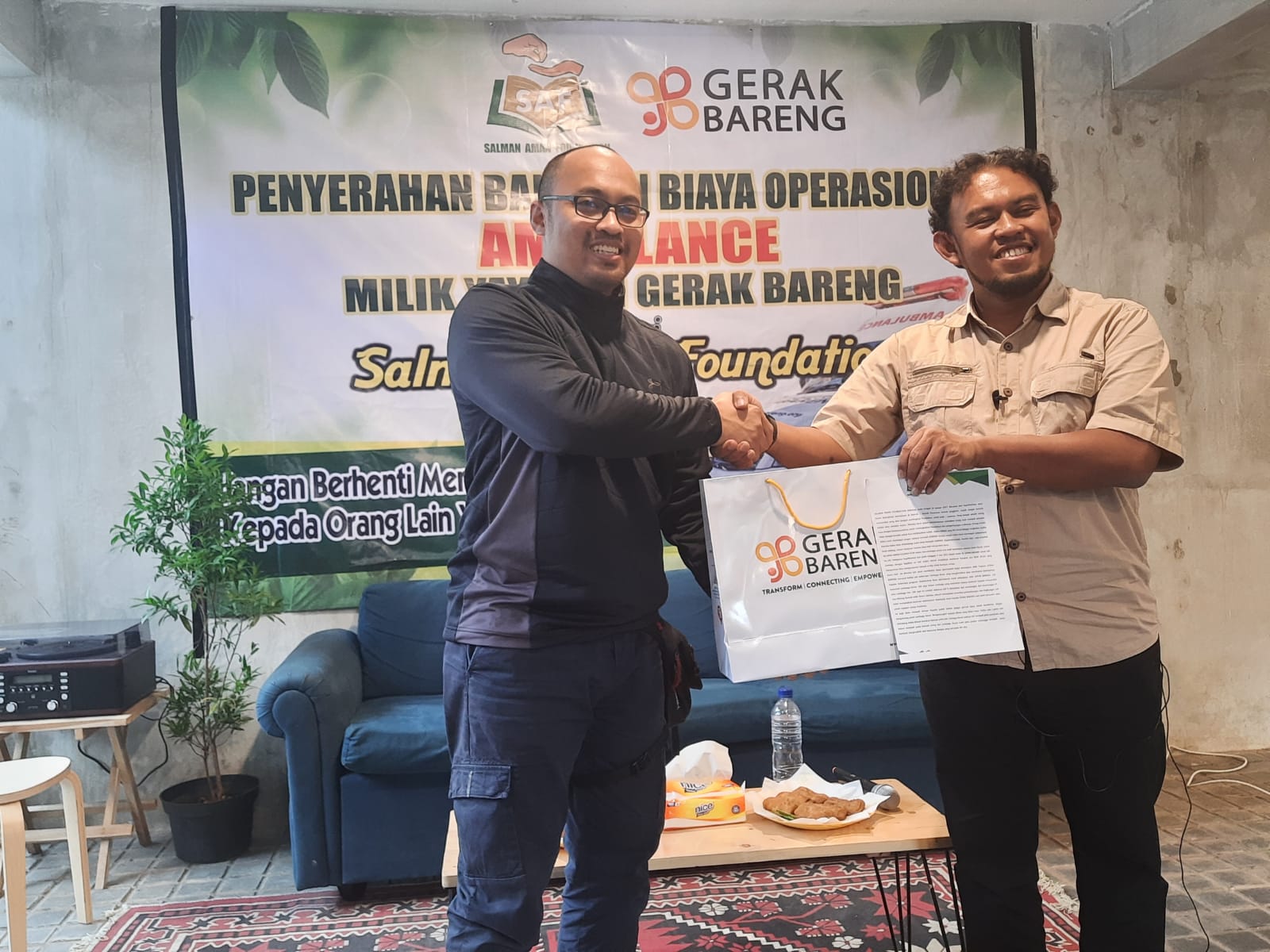 Penyerahan bantuan Ambulance dari Salman Aman Foundation kepada Yayasan Gerak Bareng