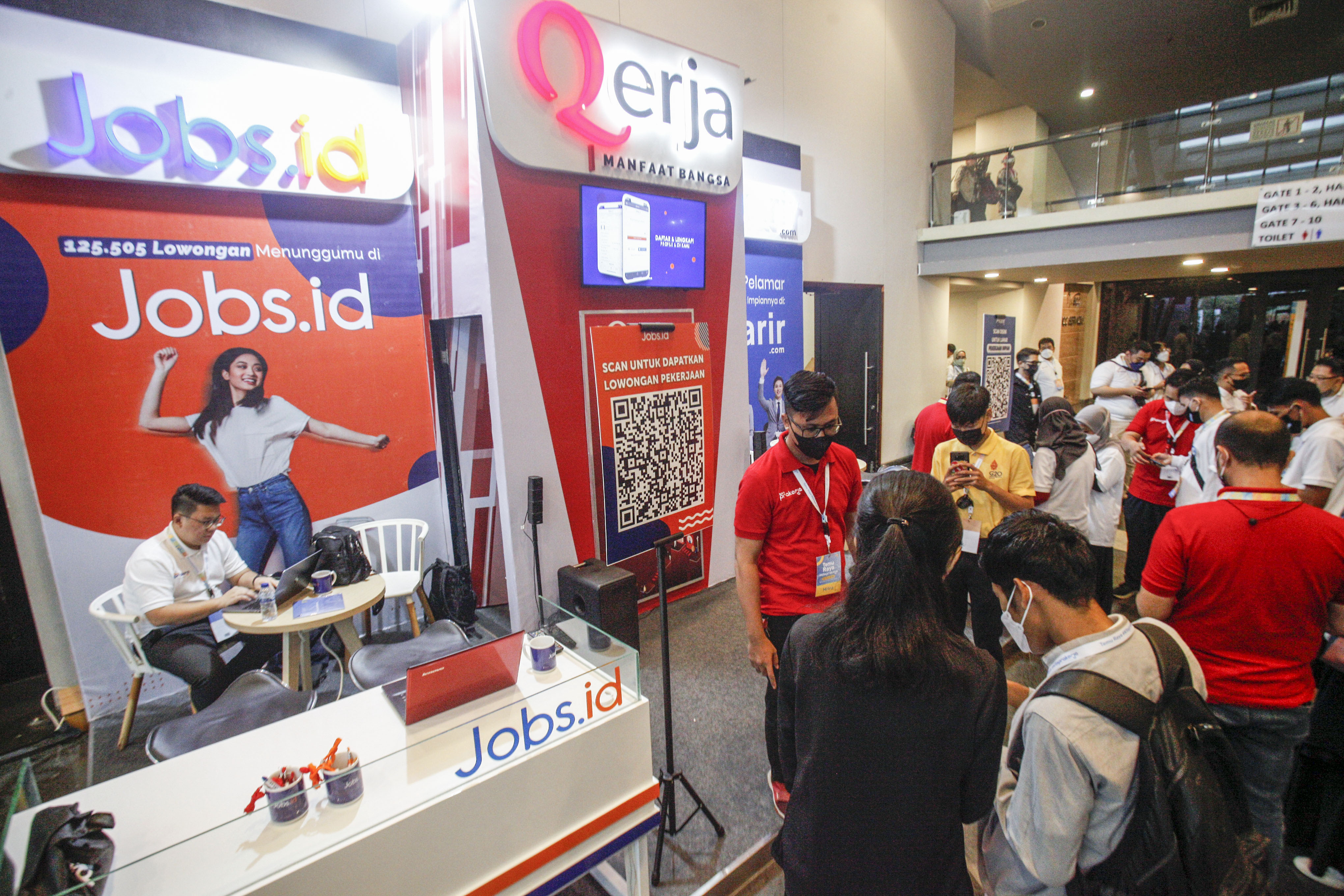 Pencari kerja berkonsultasi dengan penjaga stan saat pameran bursa kerja di SICC, Sentul, Kabupaten Bogor, Jawa Barat.
