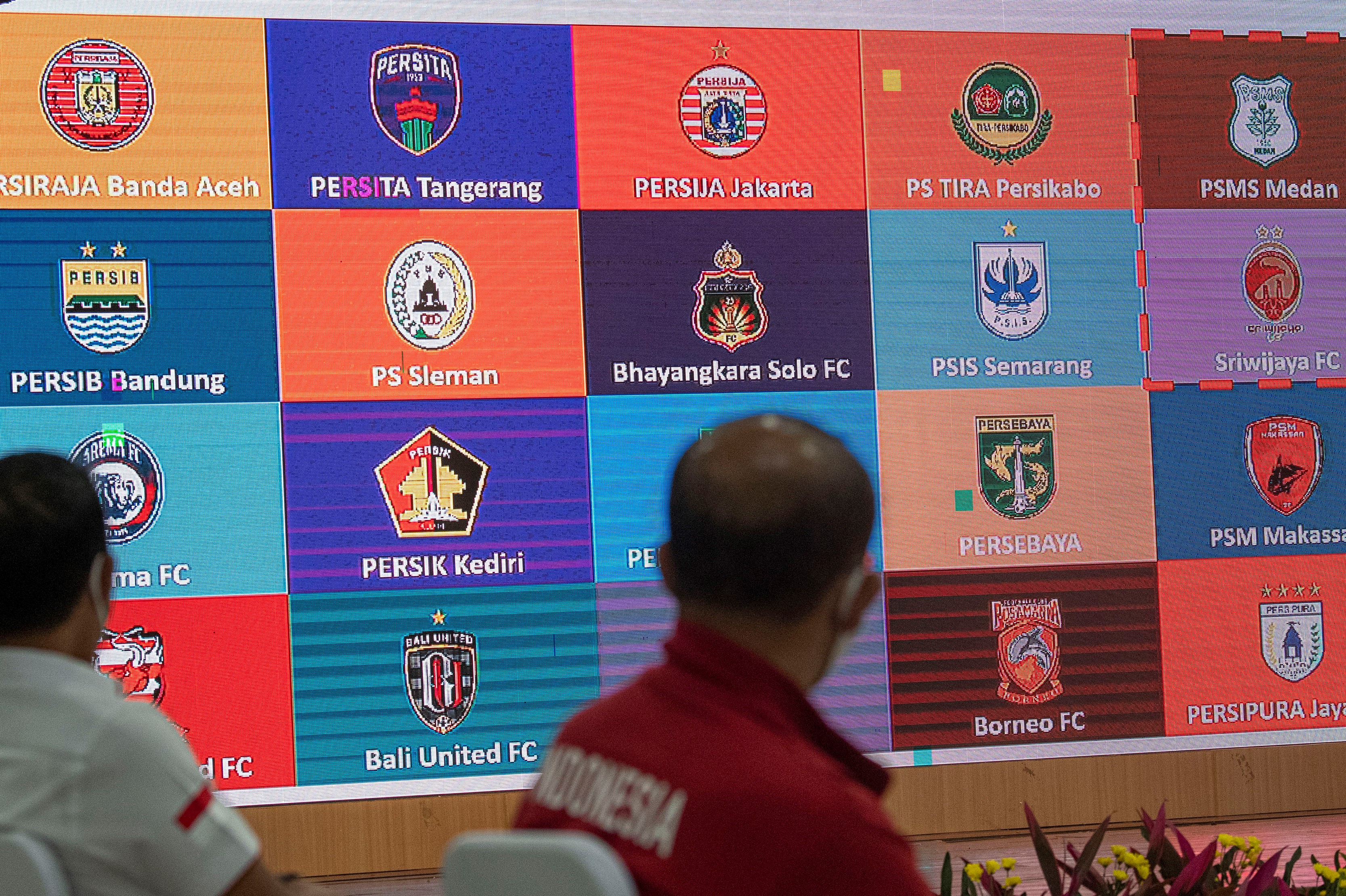 Sejumlah logo klub sepak bola peserta liga 1 terpampang di layar.