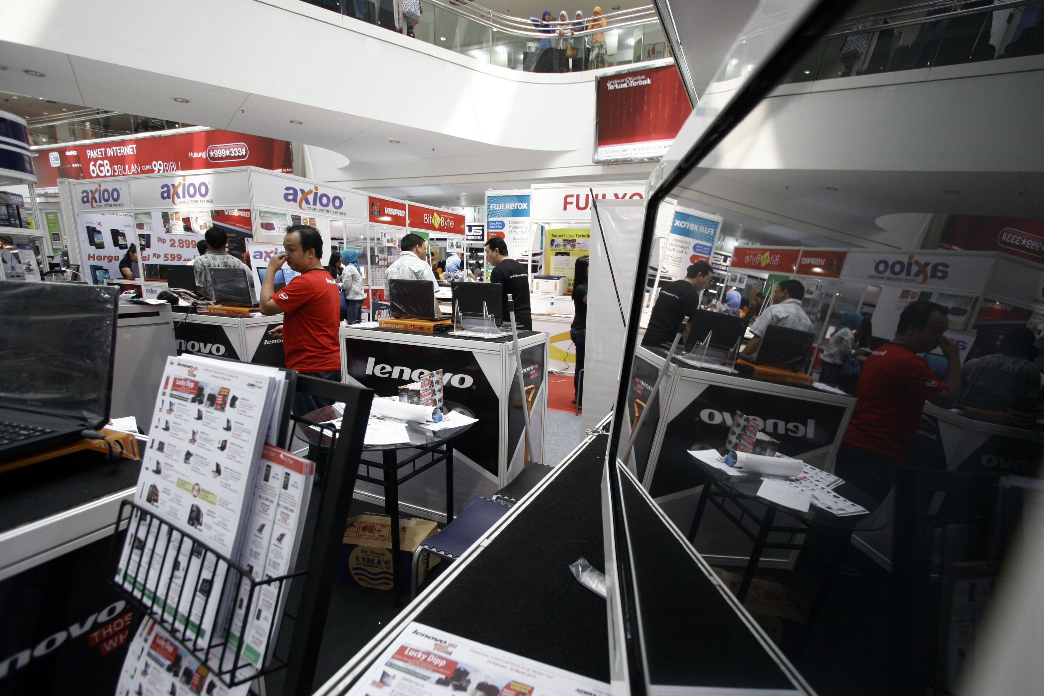 Ilustrasi pekerja menjaga stand laptop di suatu pameran.