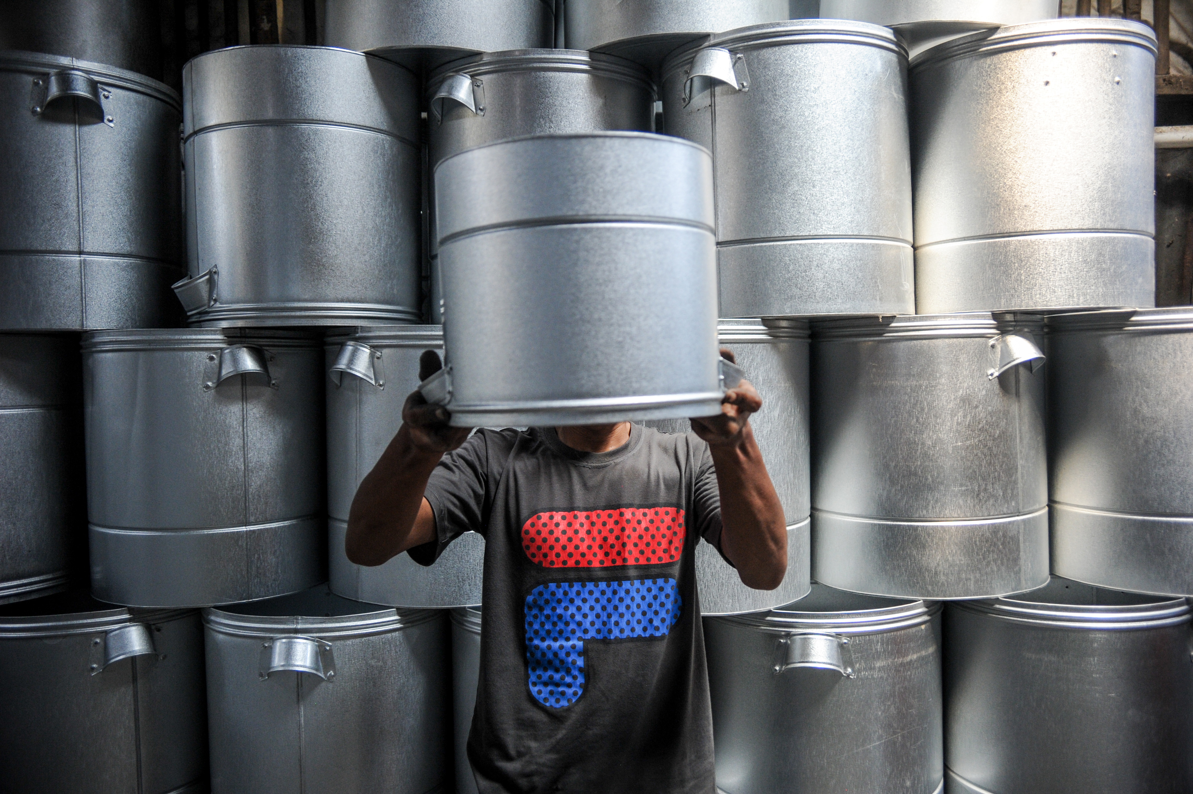 Pekerja memeriksa dandang di rumah produksi skala UMKM di wilayah Cileunyi, Kabupaten Bandung.