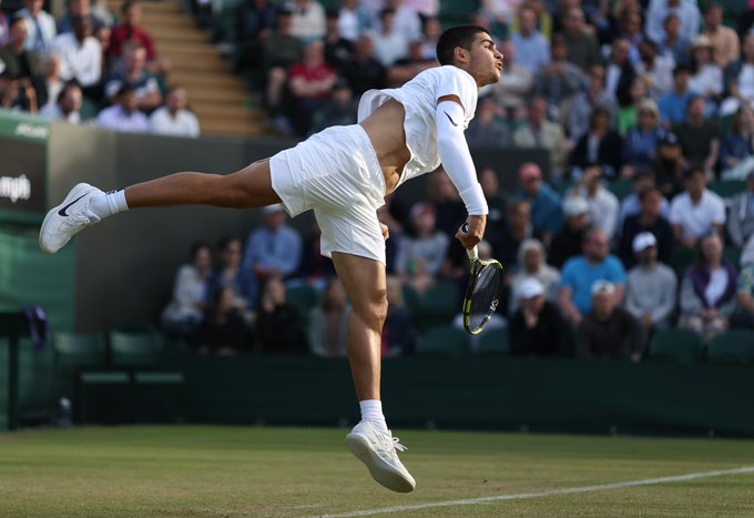 Petenis muda Spanyol, Carlos Alcaraz Garfia, melalukan pukulan servis pada ajang grand slam Wimbledon 2022 di London, Inggris.