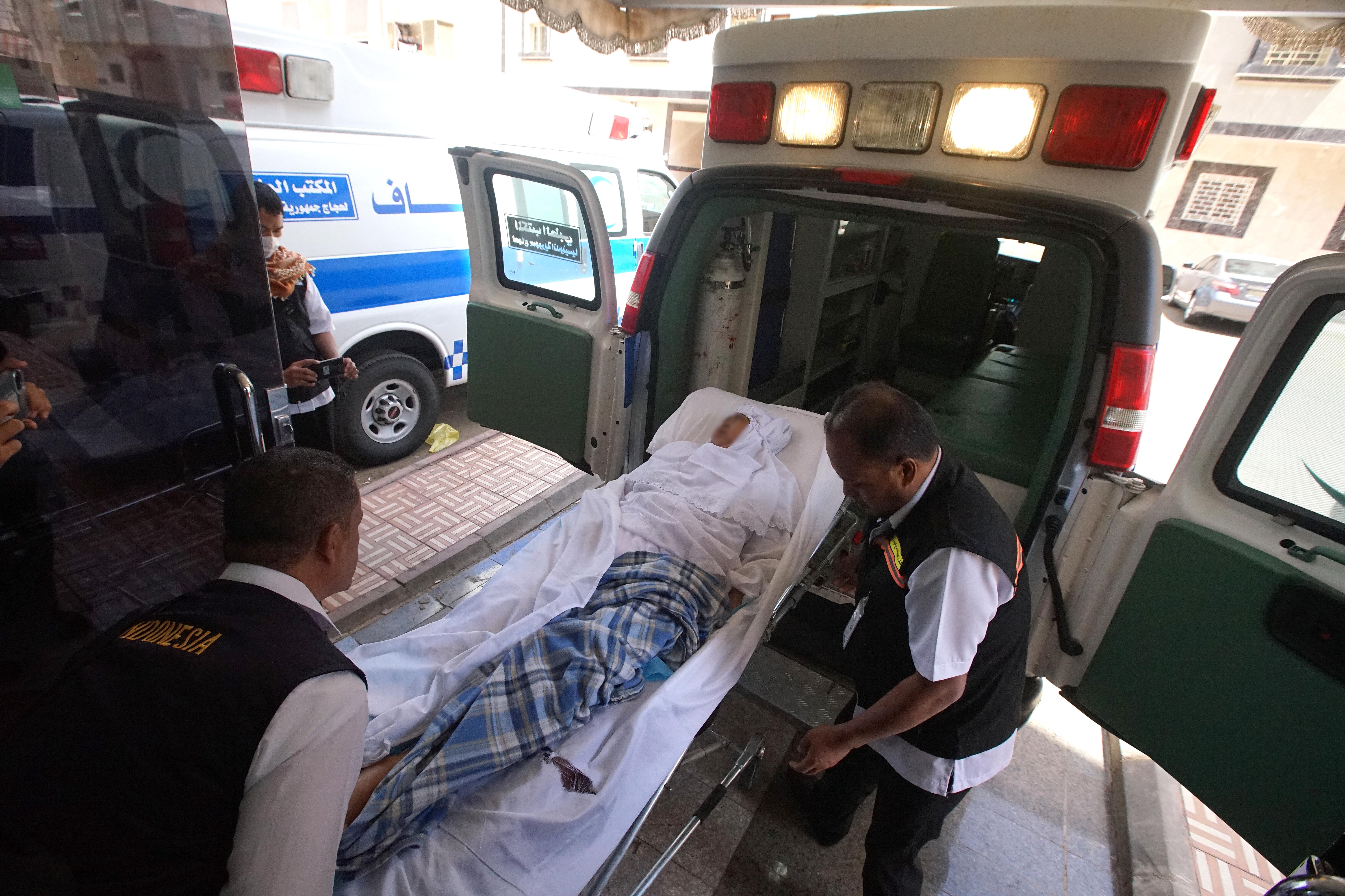 Jemaah haji Indonesia yang sakit mulai dievakuasi ke Madinah sejak kamis (21/7) mengikuti kelompok terbang jemaah haji yang bersangkutan.