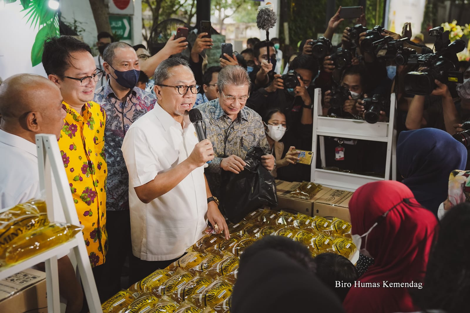 Mendag Zulkifli Hasan dan Wamendag Jerry Sambuaga mengunjungi Pasar Bulu Kota Semarang, Jawa Tengah.