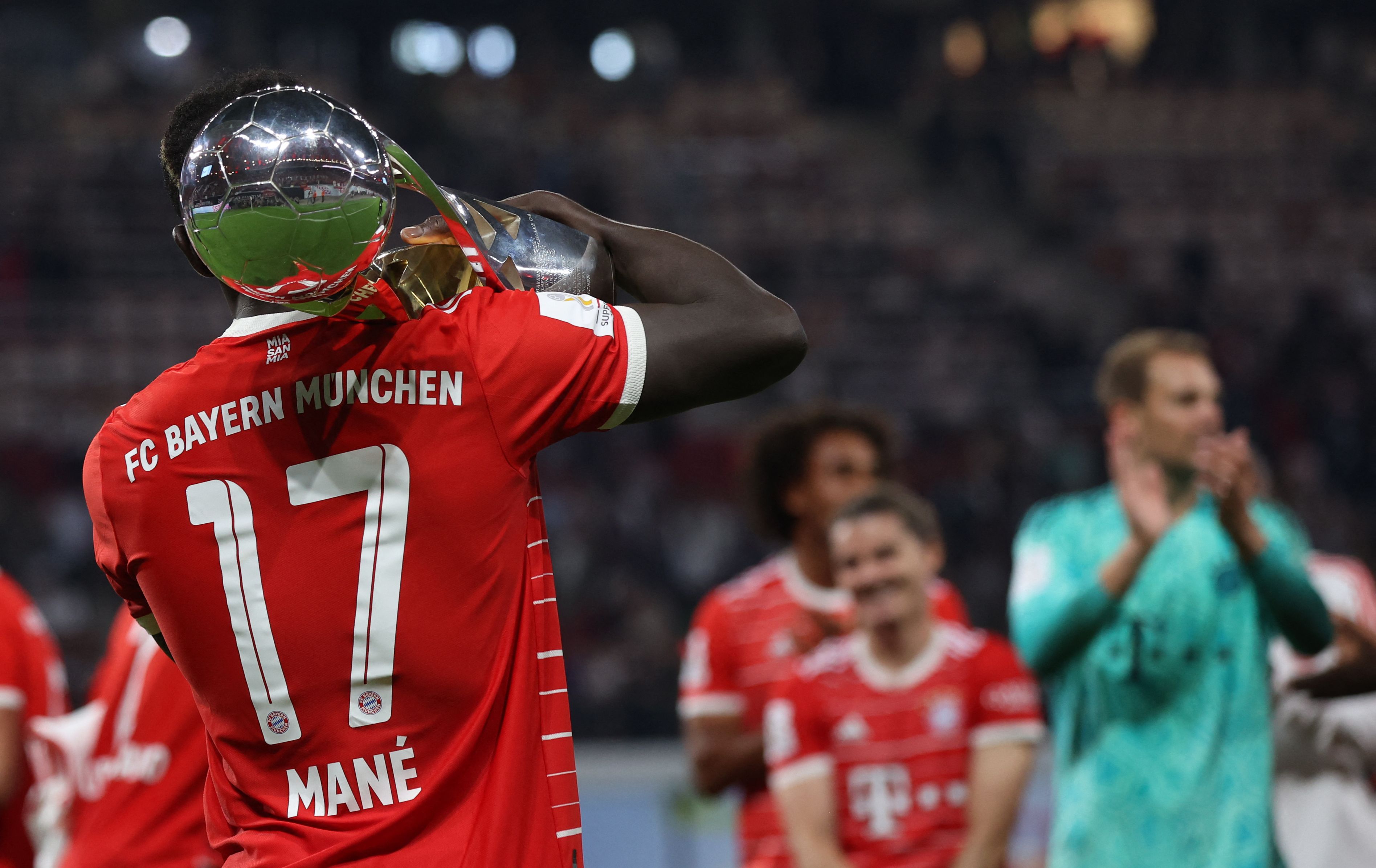 Sadio Mane membawa trofi perdana bersama Bayern Munich, dimana  Die Rotten -julukan Bayern Munich- menjuar Piala Super Jerman, Minggu (31/7)