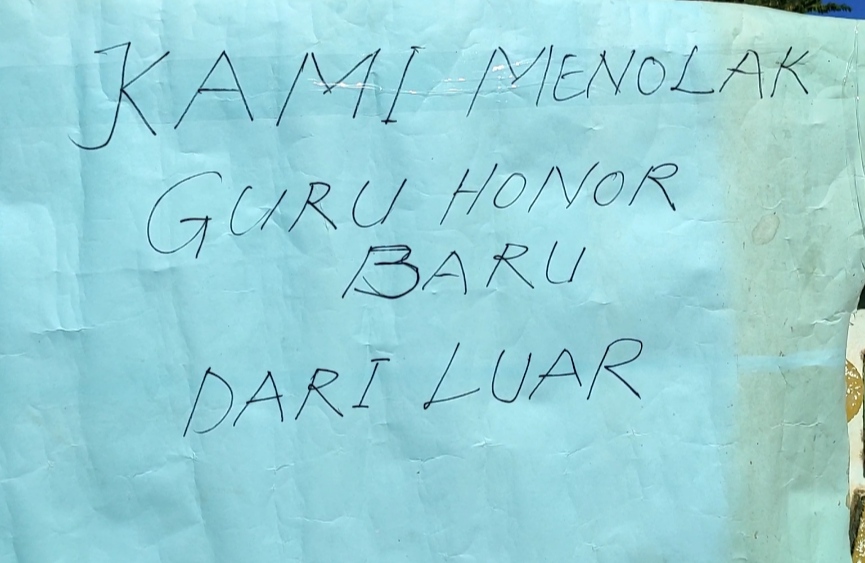 Spanduk yang dipasang orang tua murid di SDK Apinggoot, Desa Umagera, Kecamatan Kewapante, Kabupaten Sikka, NTT, Rabu (20/7)